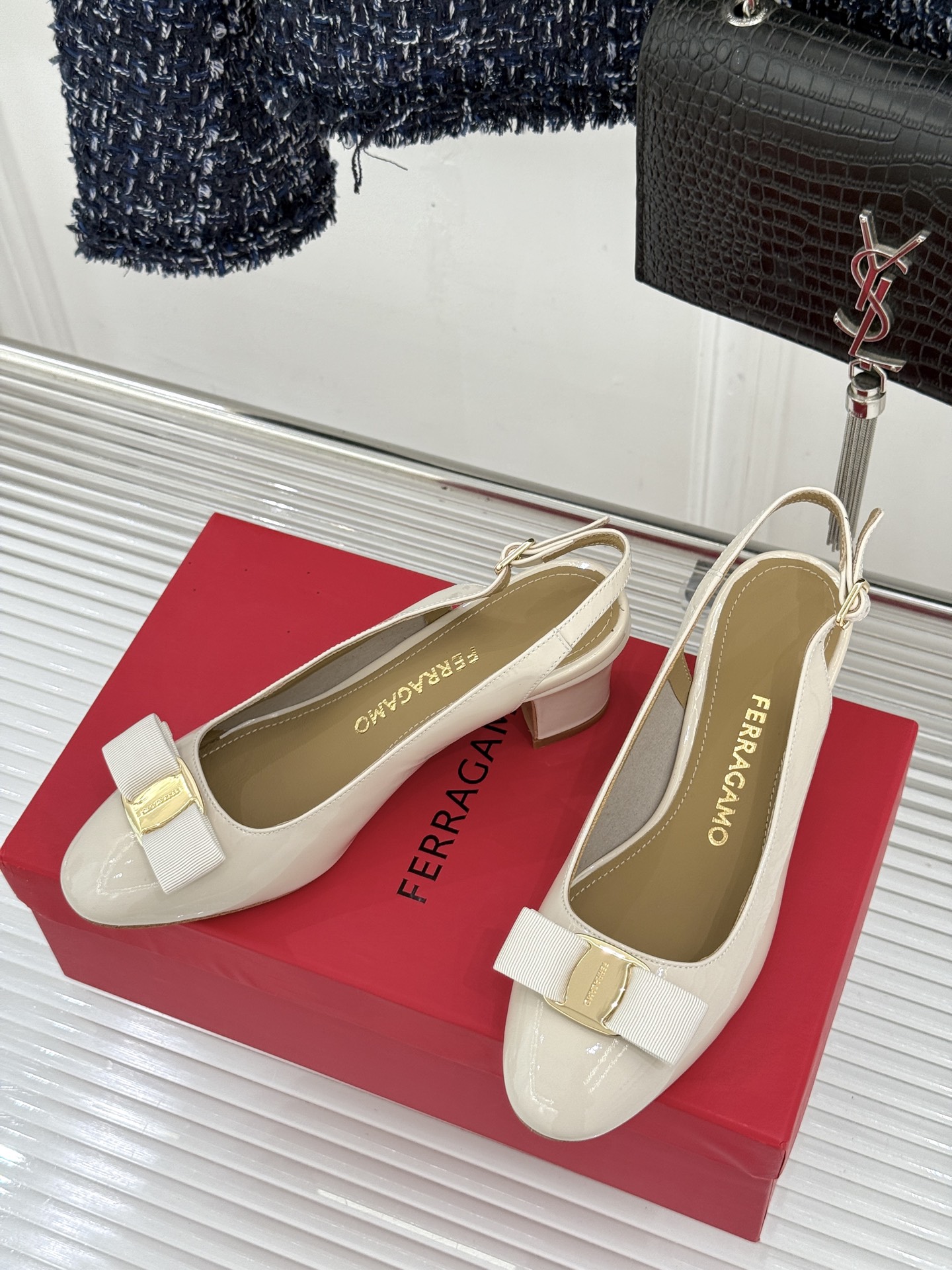 Ferragamo/菲拉格慕蝴蝶结漆皮粗跟玛丽珍鞋意大利百年匠艺重塑复古经典这双玛丽珍鞋解锁优雅多面性。