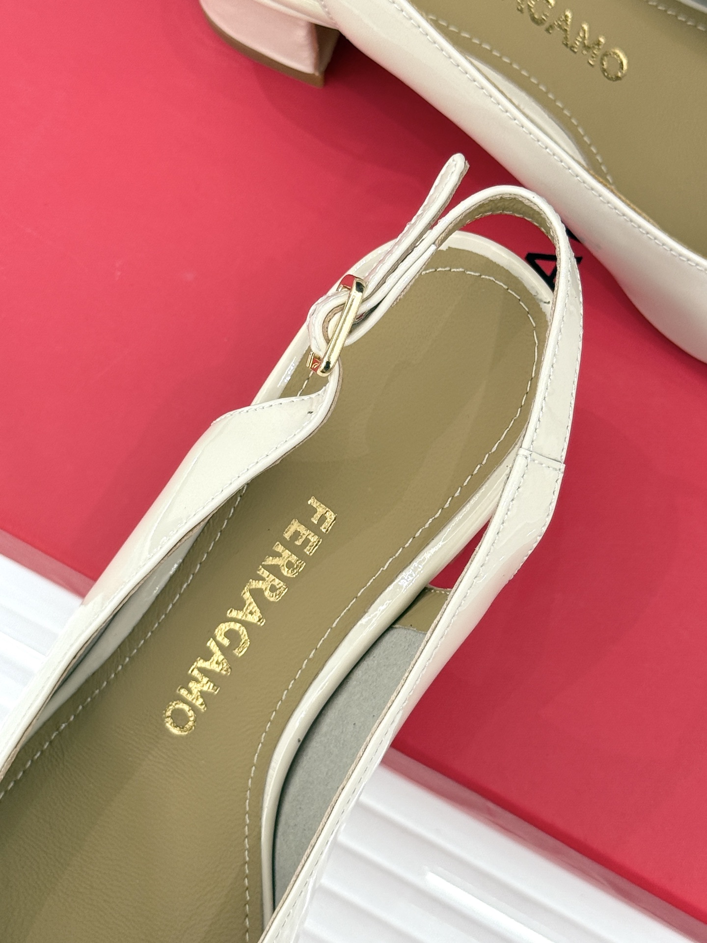 Ferragamo/菲拉格慕蝴蝶结漆皮粗跟玛丽珍鞋意大利百年匠艺重塑复古经典这双玛丽珍鞋解锁优雅多面性。