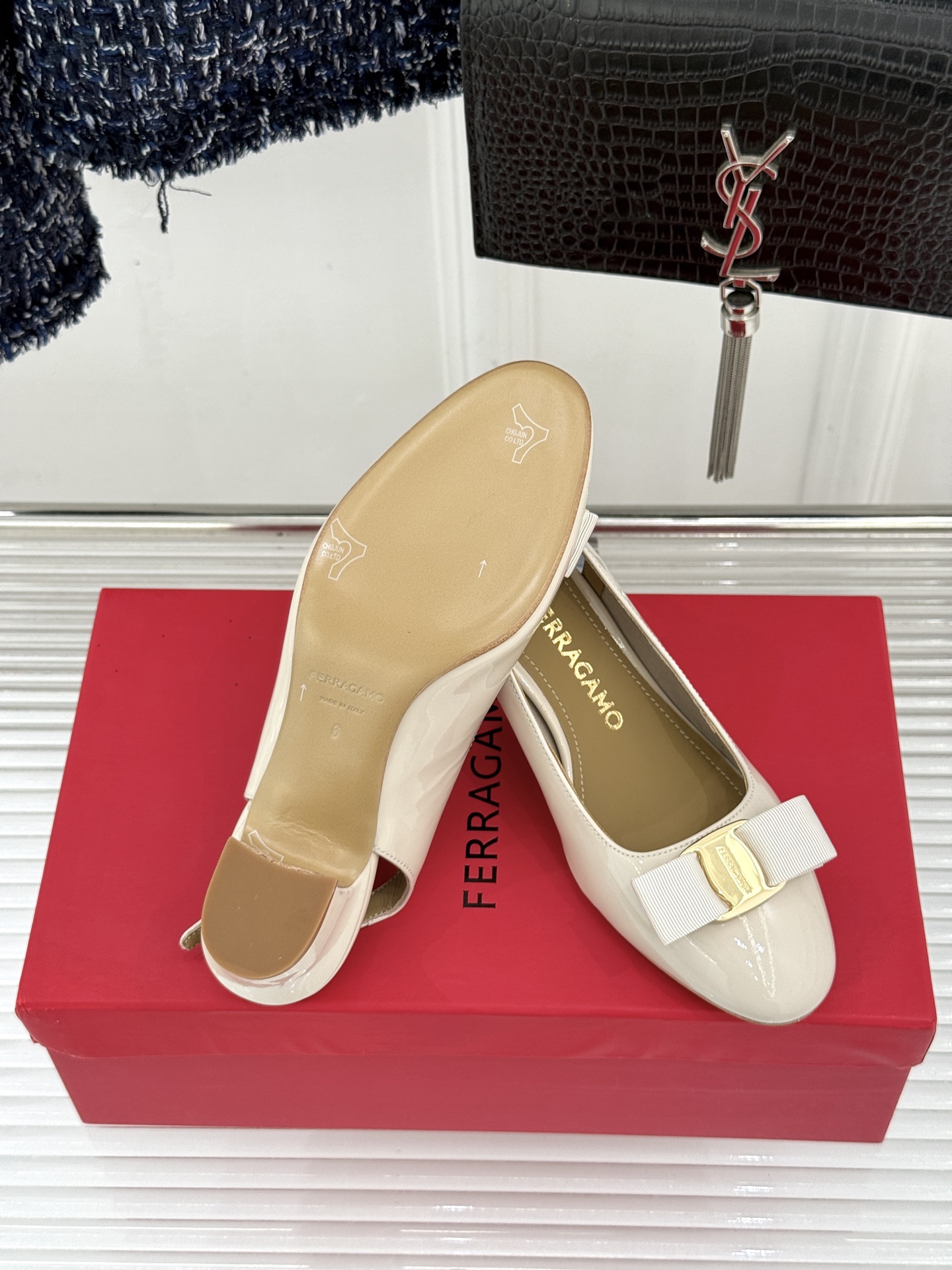 Ferragamo/菲拉格慕蝴蝶结漆皮粗跟玛丽珍鞋意大利百年匠艺重塑复古经典这双玛丽珍鞋解锁优雅多面性。