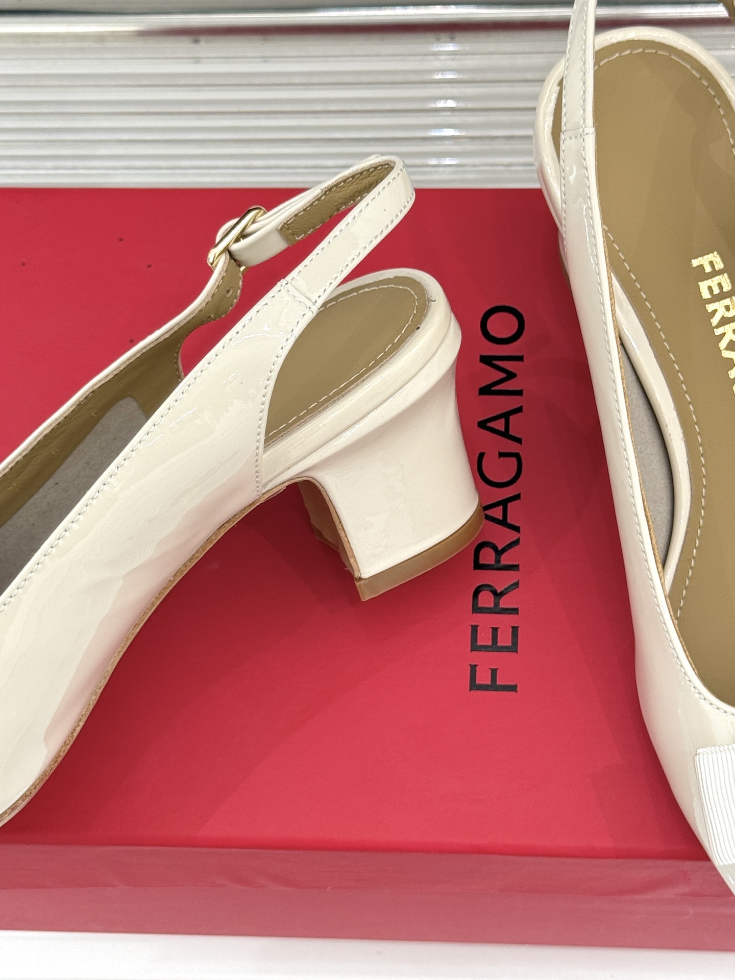 Ferragamo/菲拉格慕蝴蝶结漆皮粗跟玛丽珍鞋意大利百年匠艺重塑复古经典这双玛丽珍鞋解锁优雅多面性。