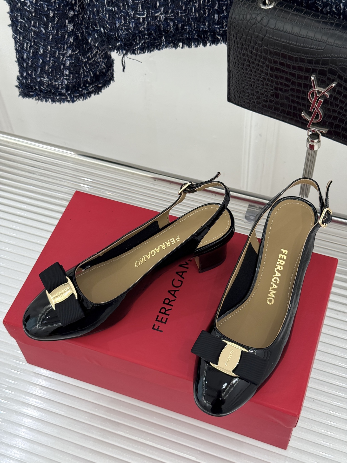 Ferragamo/菲拉格慕蝴蝶结漆皮粗跟玛丽珍鞋意大利百年匠艺重塑复古经典这双玛丽珍鞋解锁优雅多面性。