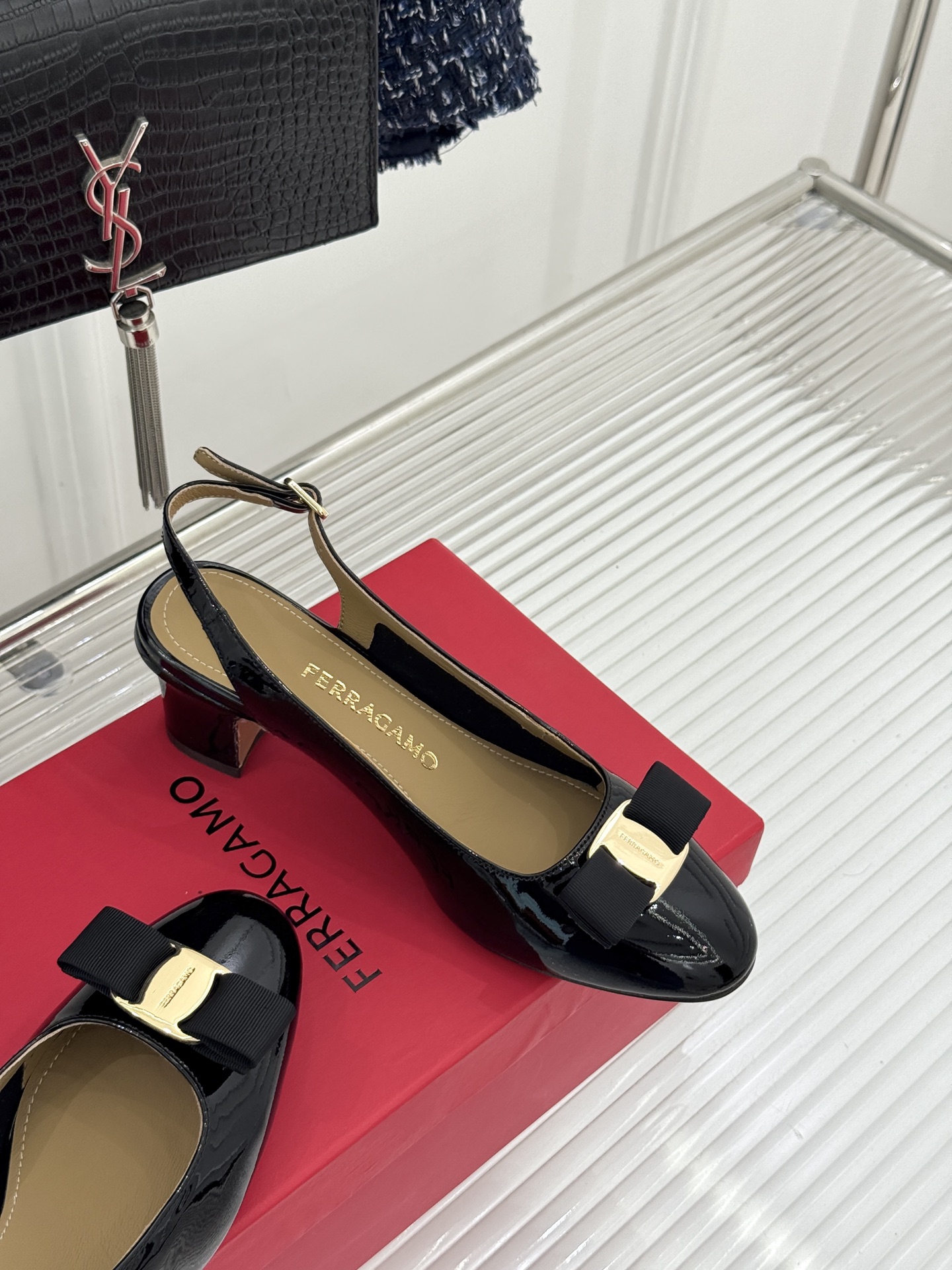 Ferragamo/菲拉格慕蝴蝶结漆皮粗跟玛丽珍鞋意大利百年匠艺重塑复古经典这双玛丽珍鞋解锁优雅多面性。