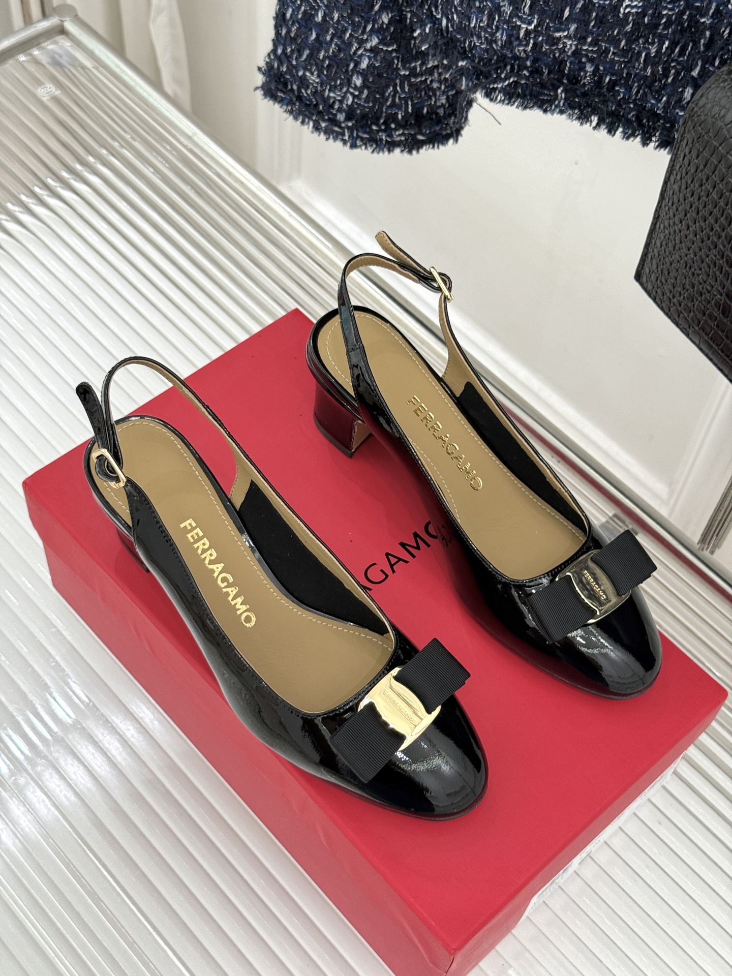 Ferragamo/菲拉格慕蝴蝶结漆皮粗跟玛丽珍鞋意大利百年匠艺重塑复古经典这双玛丽珍鞋解锁优雅多面性。