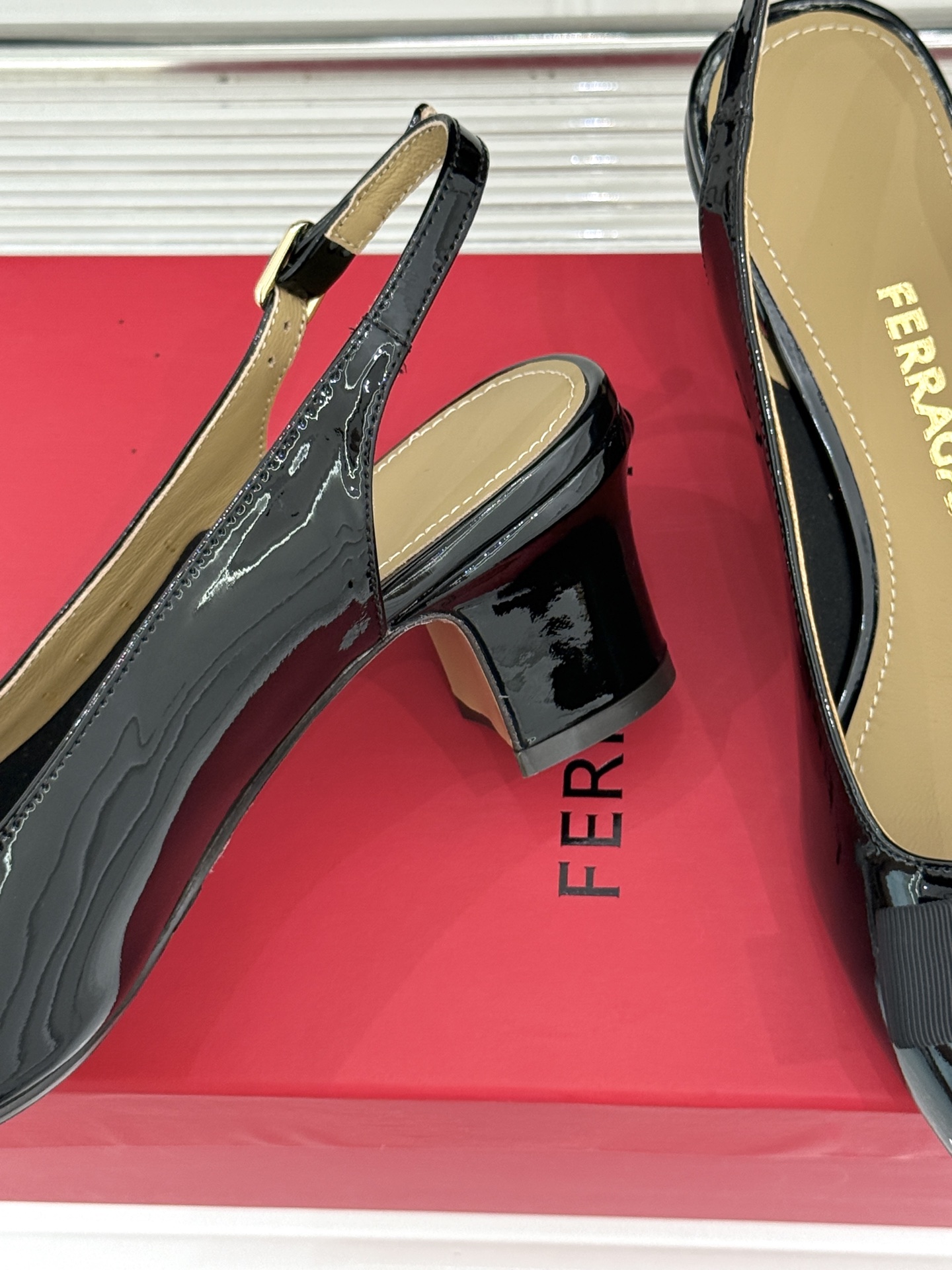 Ferragamo/菲拉格慕蝴蝶结漆皮粗跟玛丽珍鞋意大利百年匠艺重塑复古经典这双玛丽珍鞋解锁优雅多面性。