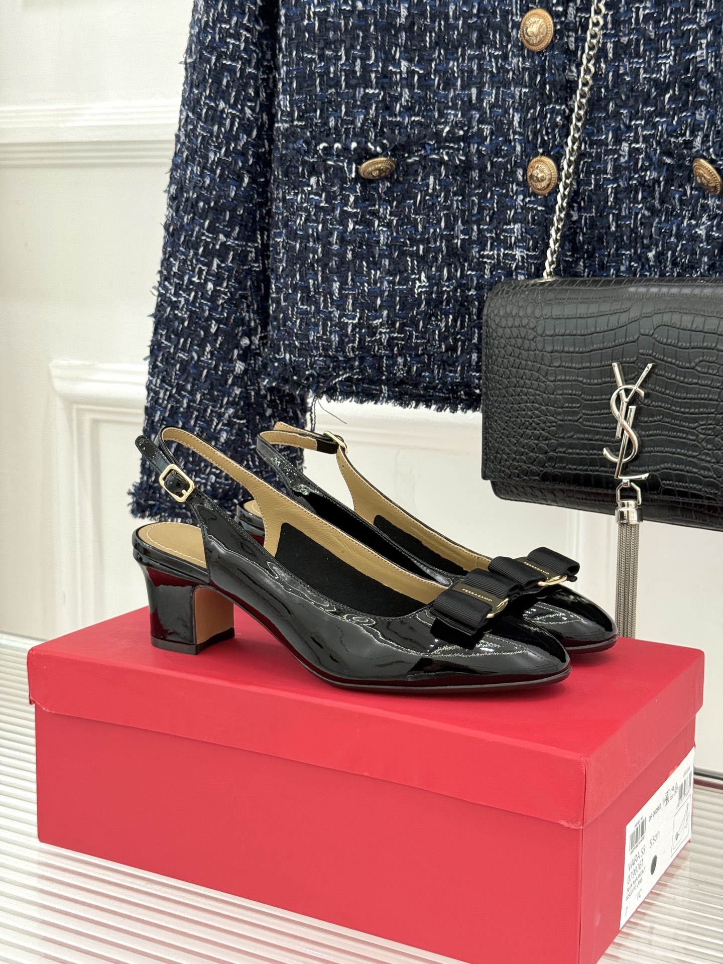 Ferragamo/菲拉格慕蝴蝶结漆皮粗跟玛丽珍鞋意大利百年匠艺重塑复古经典这双玛丽珍鞋解锁优雅多面性。