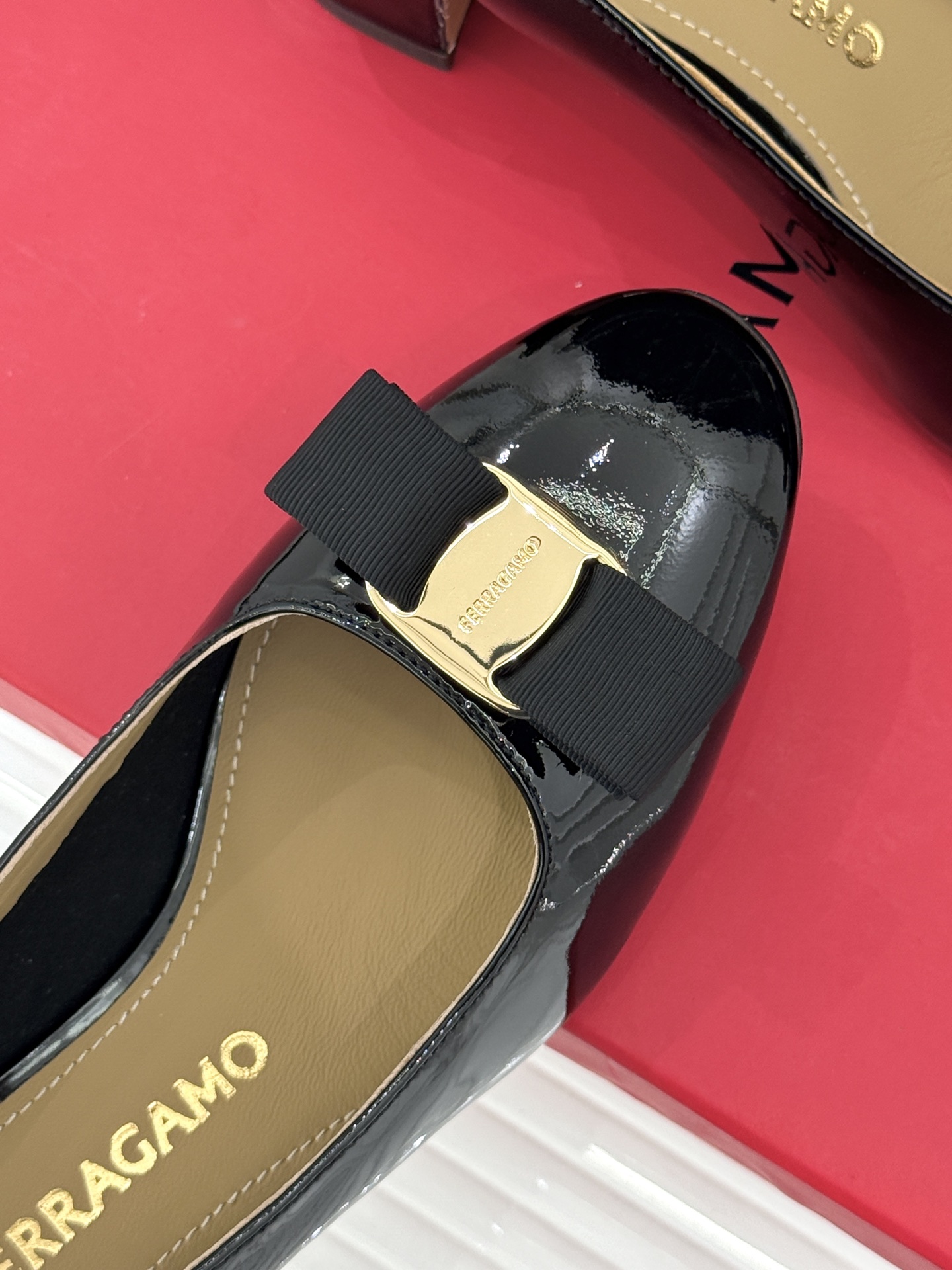 Ferragamo/菲拉格慕蝴蝶结漆皮粗跟玛丽珍鞋意大利百年匠艺重塑复古经典这双玛丽珍鞋解锁优雅多面性。