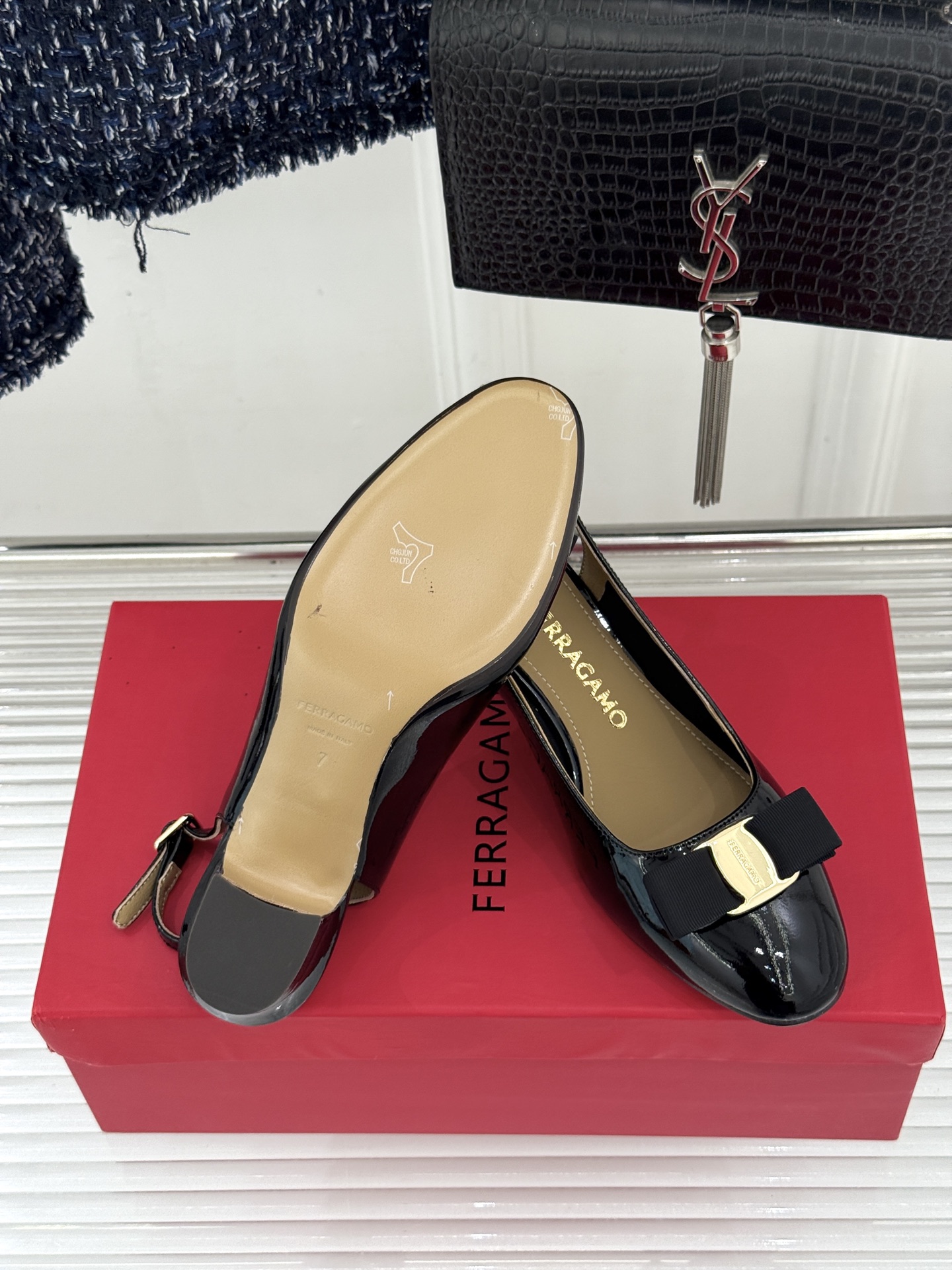 Ferragamo/菲拉格慕蝴蝶结漆皮粗跟玛丽珍鞋意大利百年匠艺重塑复古经典这双玛丽珍鞋解锁优雅多面性。