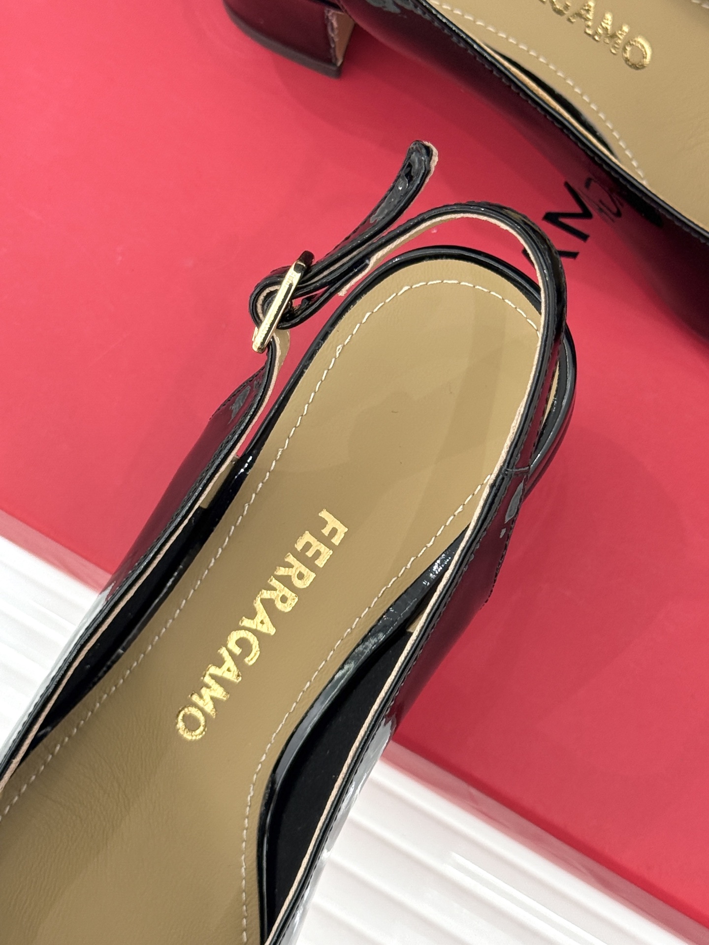 Ferragamo/菲拉格慕蝴蝶结漆皮粗跟玛丽珍鞋意大利百年匠艺重塑复古经典这双玛丽珍鞋解锁优雅多面性。