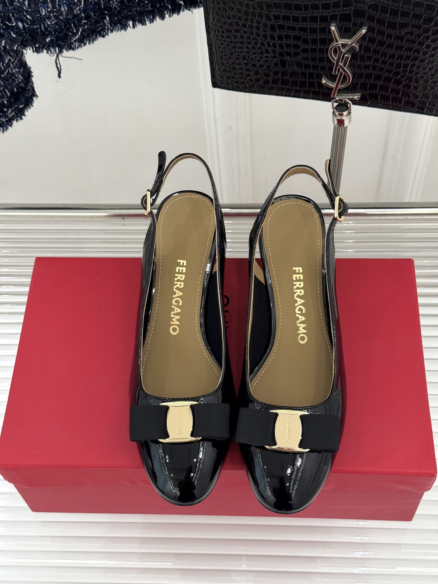 Ferragamo/菲拉格慕蝴蝶结漆皮粗跟玛丽珍鞋意大利百年匠艺重塑复古经典这双玛丽珍鞋解锁优雅多面性。