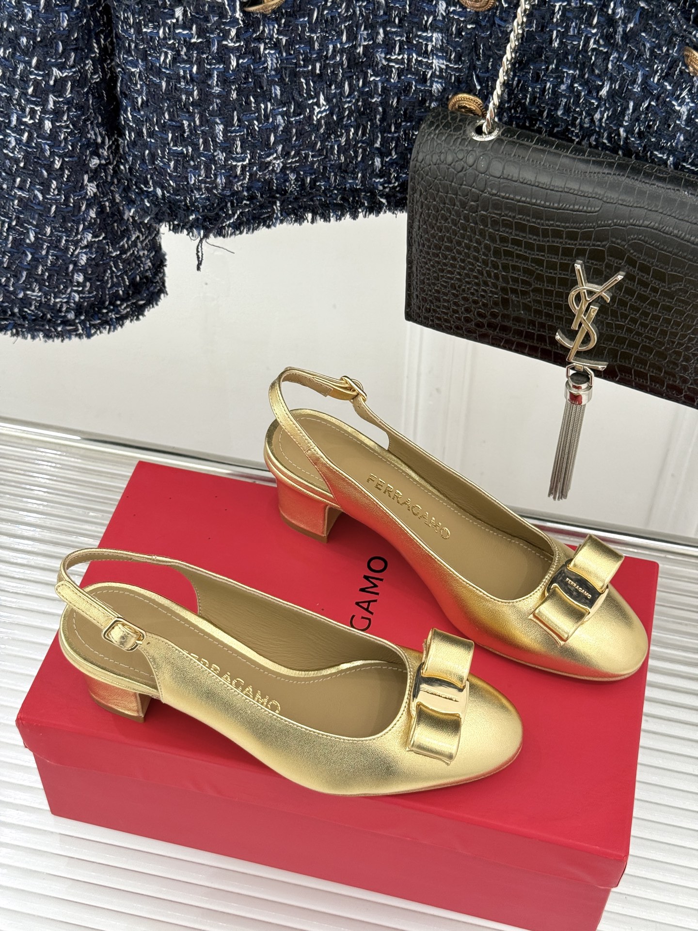 Ferragamo/菲拉格慕蝴蝶结漆皮粗跟玛丽珍鞋意大利百年匠艺重塑复古经典这双玛丽珍鞋解锁优雅多面性。