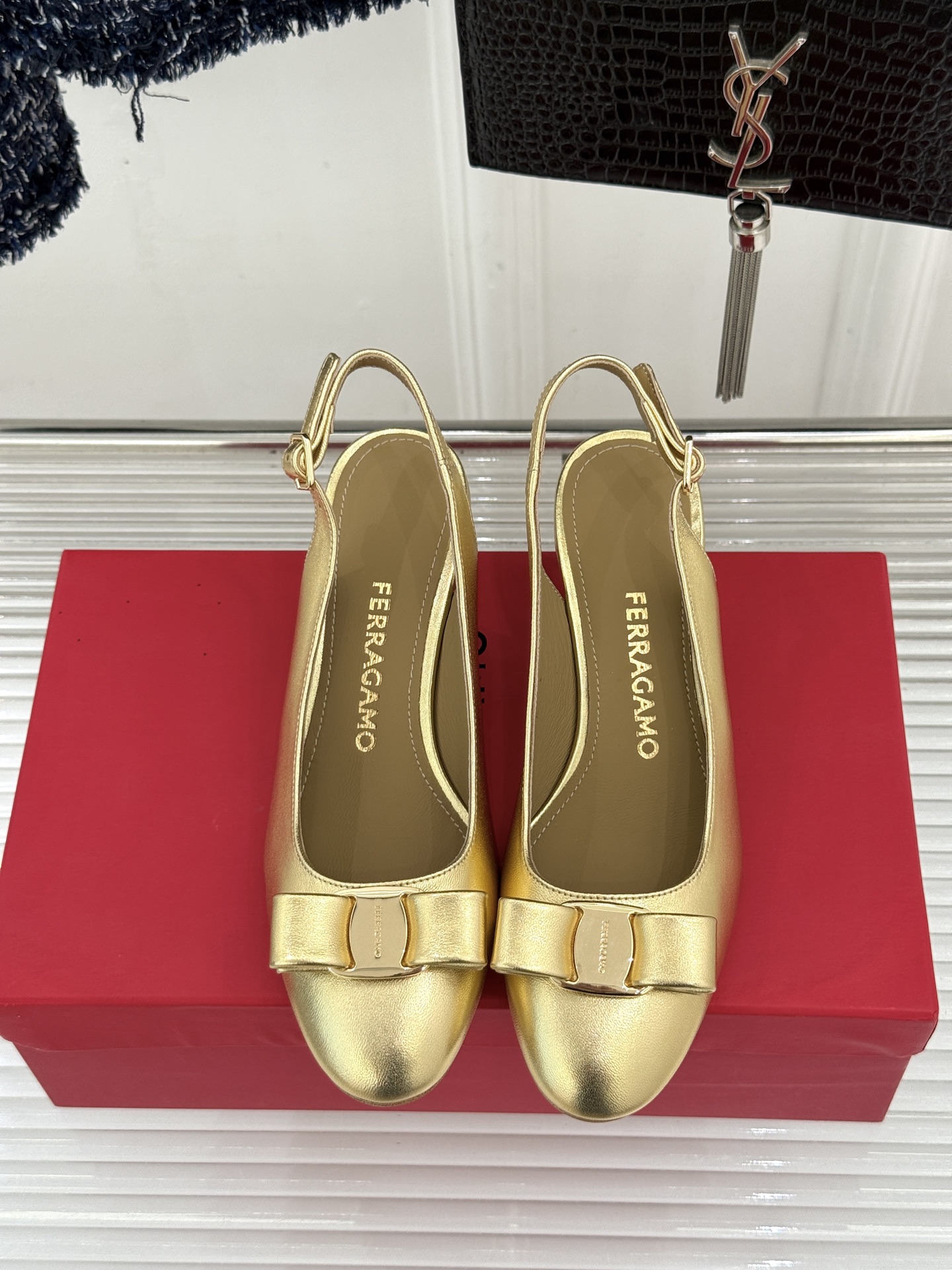 Ferragamo/菲拉格慕蝴蝶结漆皮粗跟玛丽珍鞋意大利百年匠艺重塑复古经典这双玛丽珍鞋解锁优雅多面性。