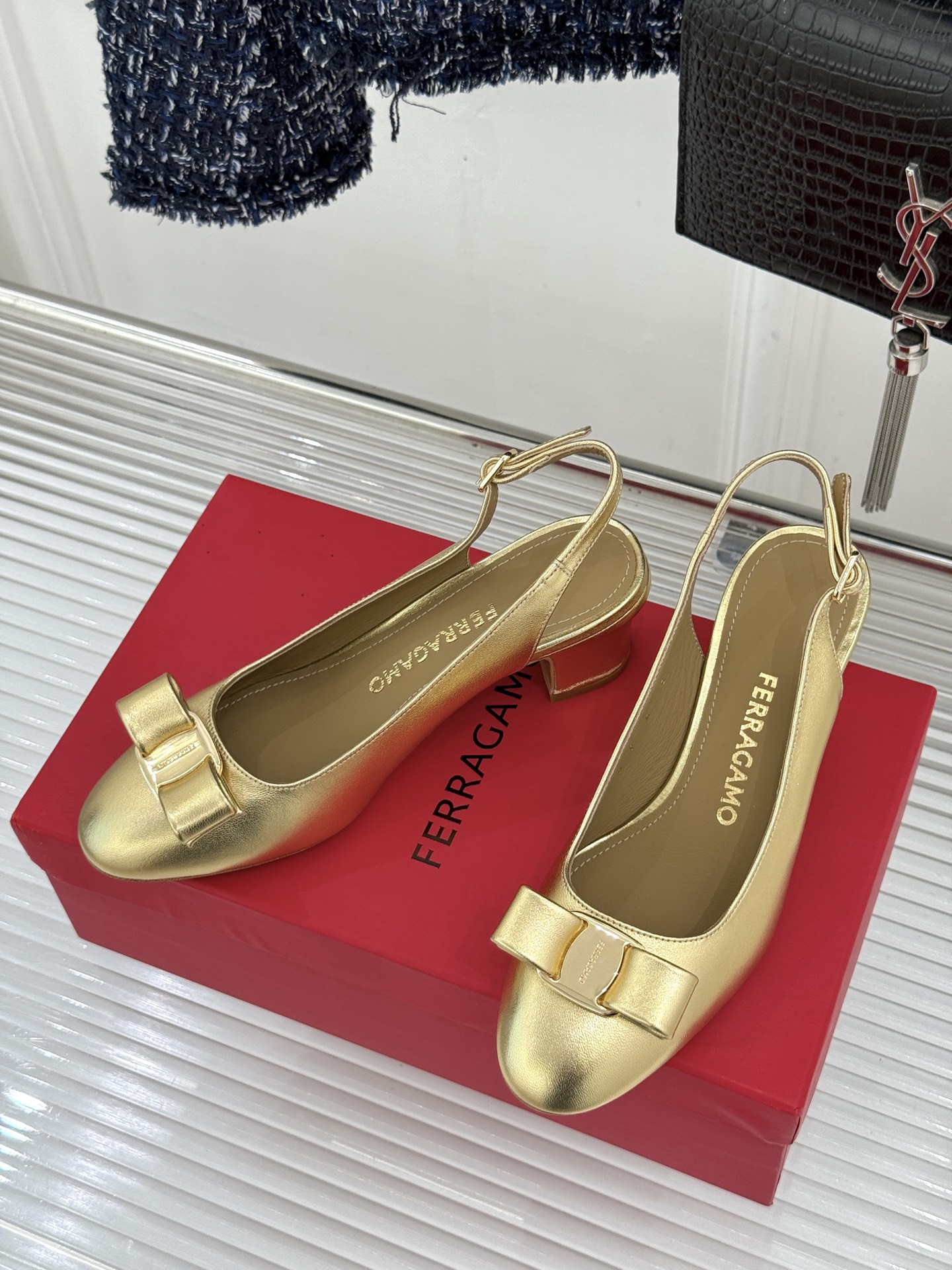 Ferragamo/菲拉格慕蝴蝶结漆皮粗跟玛丽珍鞋意大利百年匠艺重塑复古经典这双玛丽珍鞋解锁优雅多面性。