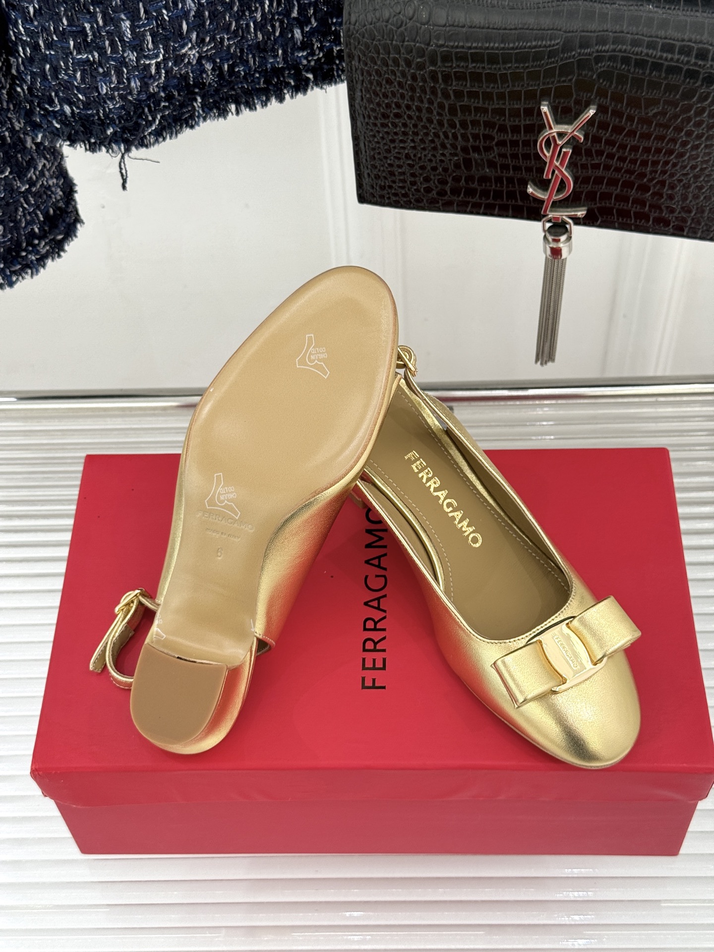 Ferragamo/菲拉格慕蝴蝶结漆皮粗跟玛丽珍鞋意大利百年匠艺重塑复古经典这双玛丽珍鞋解锁优雅多面性。