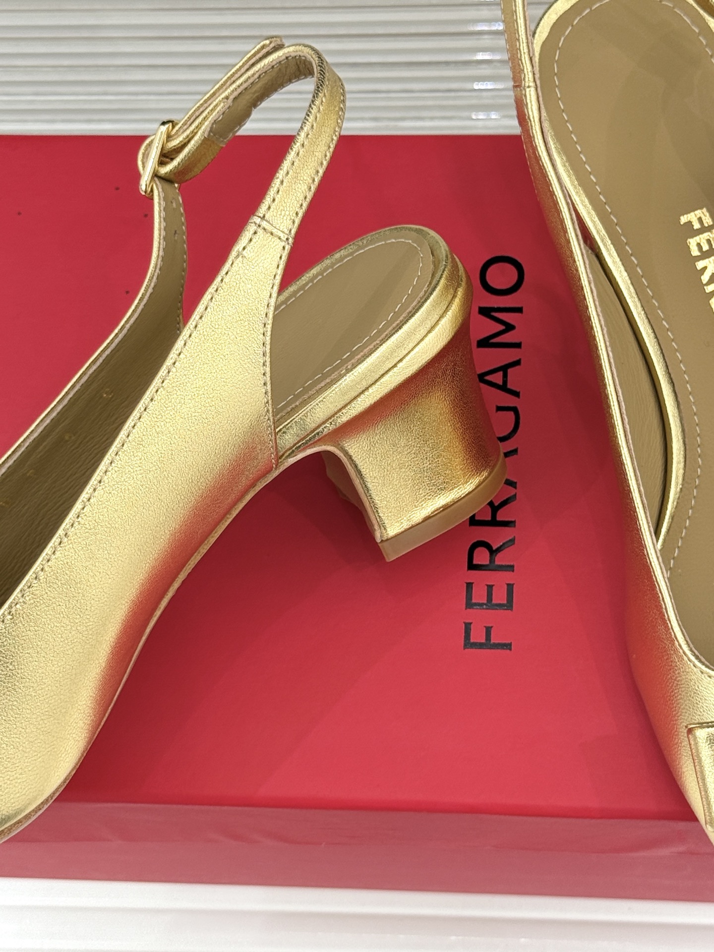 Ferragamo/菲拉格慕蝴蝶结漆皮粗跟玛丽珍鞋意大利百年匠艺重塑复古经典这双玛丽珍鞋解锁优雅多面性。