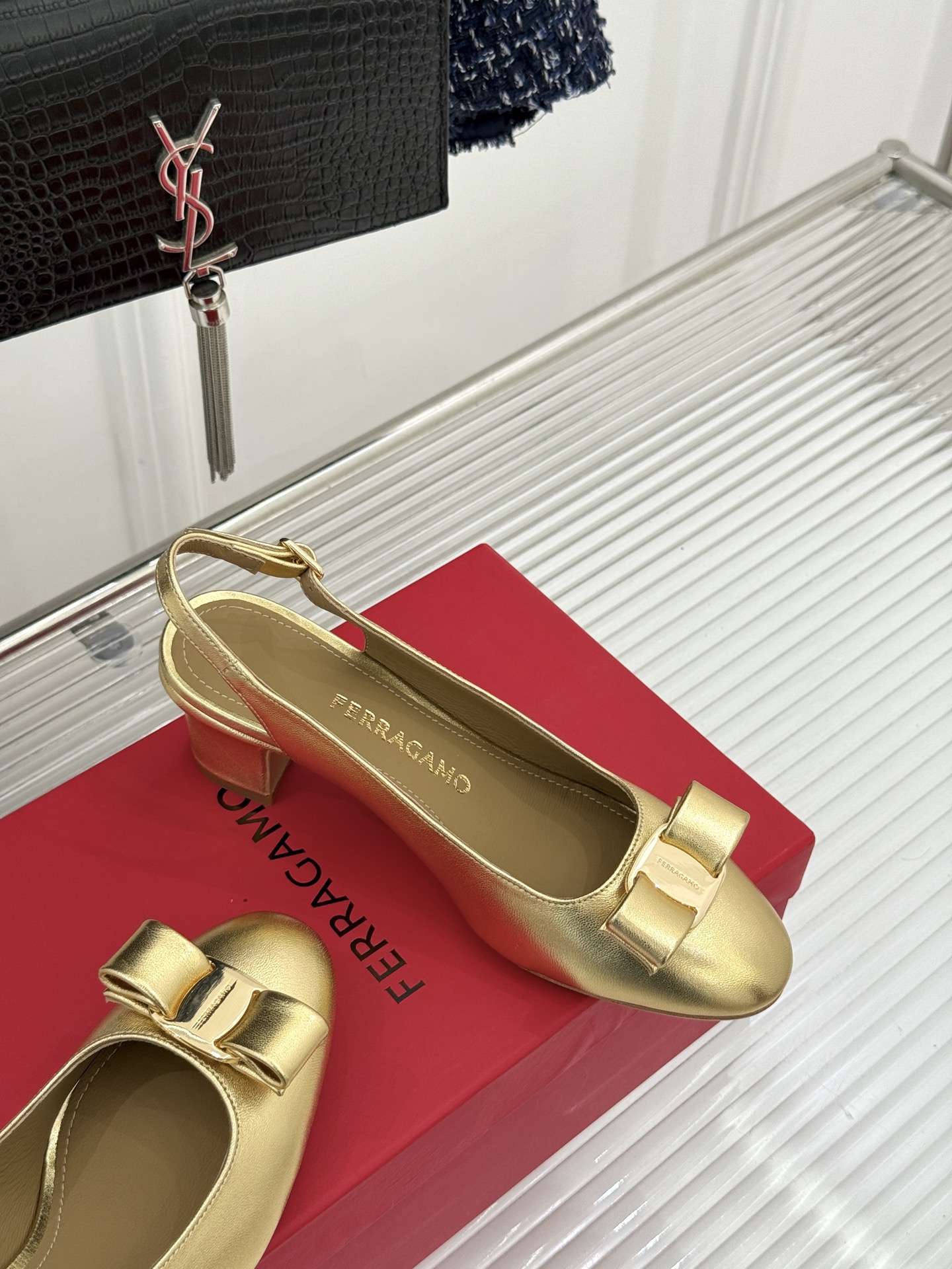 Ferragamo/菲拉格慕蝴蝶结漆皮粗跟玛丽珍鞋意大利百年匠艺重塑复古经典这双玛丽珍鞋解锁优雅多面性。