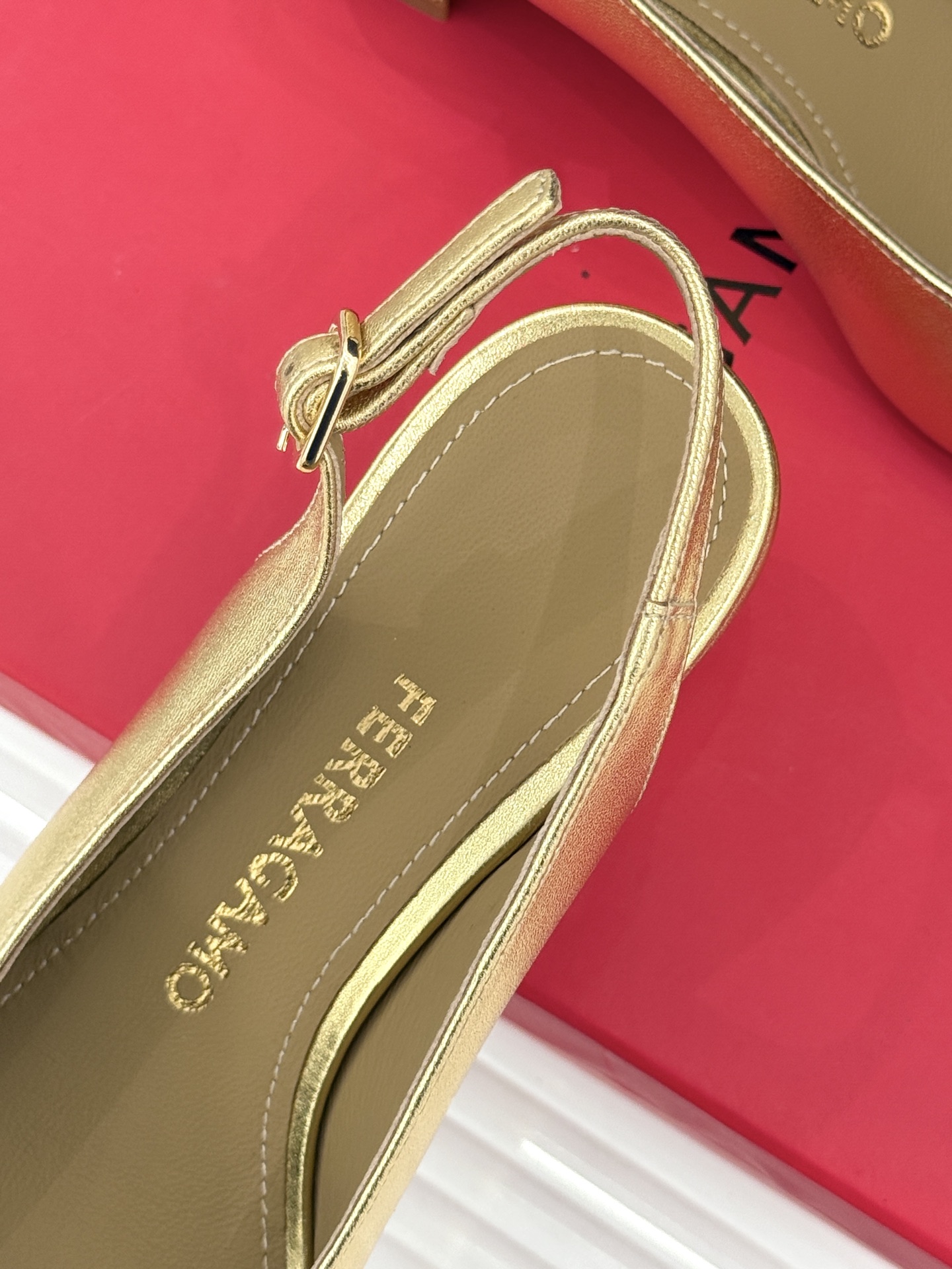 Ferragamo/菲拉格慕蝴蝶结漆皮粗跟玛丽珍鞋意大利百年匠艺重塑复古经典这双玛丽珍鞋解锁优雅多面性。