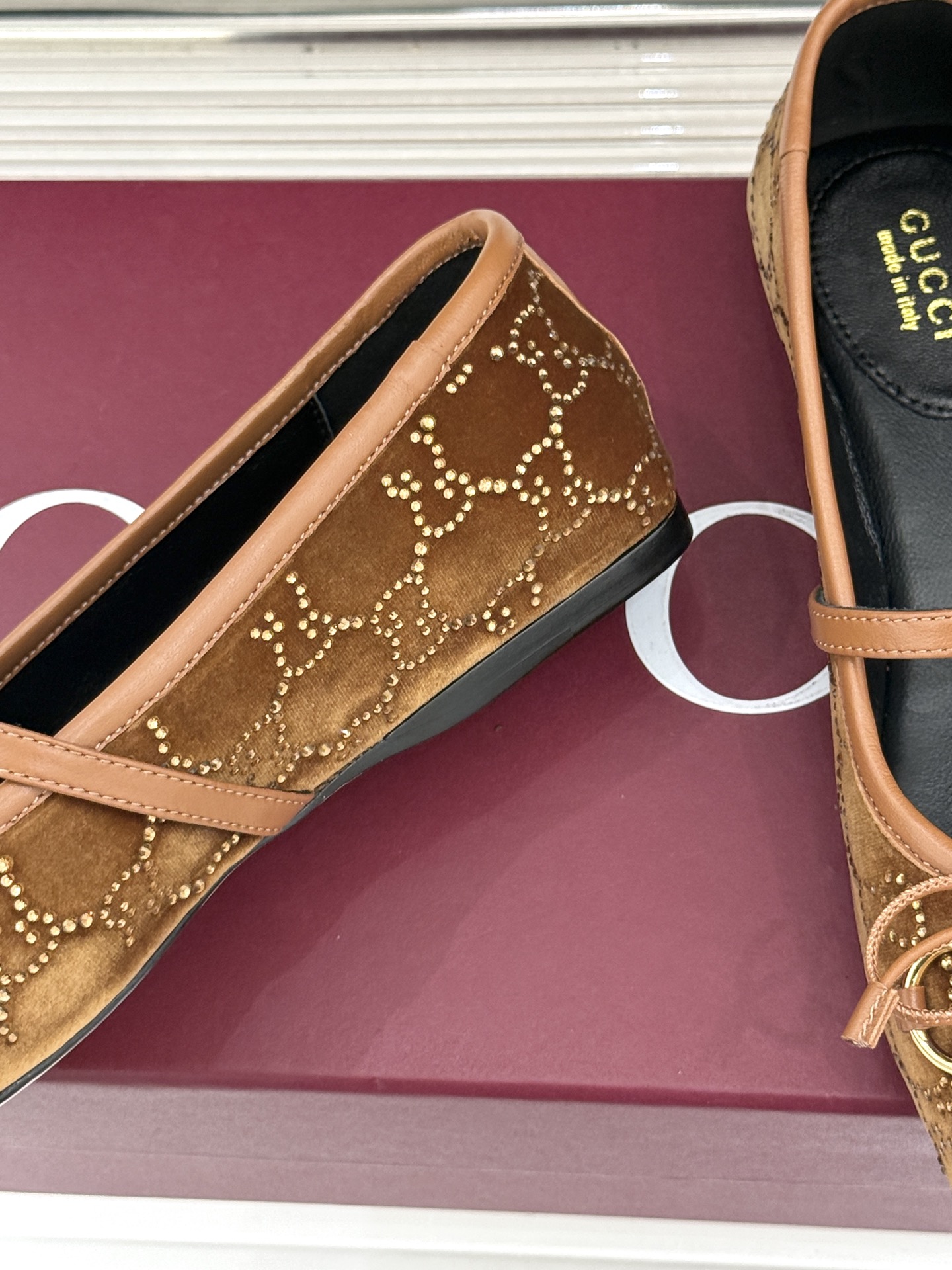 Gucci/古驰26WF新品马衔扣猪鼻子水钻蝴蝶结芭蕾舞玛丽珍鞋G家这款玛丽珍鞋以经典符号重塑优雅。圆润