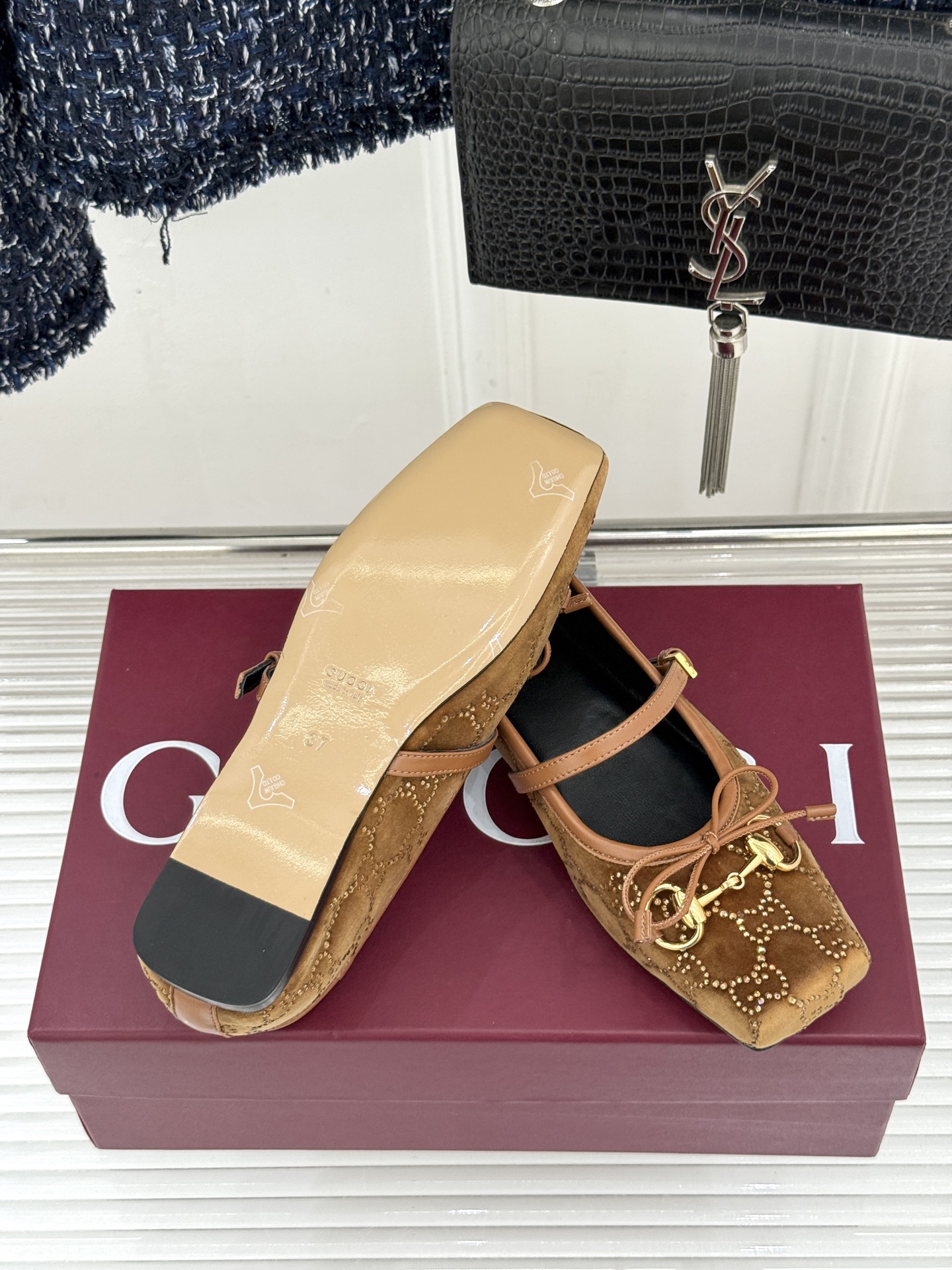 Gucci/古驰26WF新品马衔扣猪鼻子水钻蝴蝶结芭蕾舞玛丽珍鞋G家这款玛丽珍鞋以经典符号重塑优雅。圆润