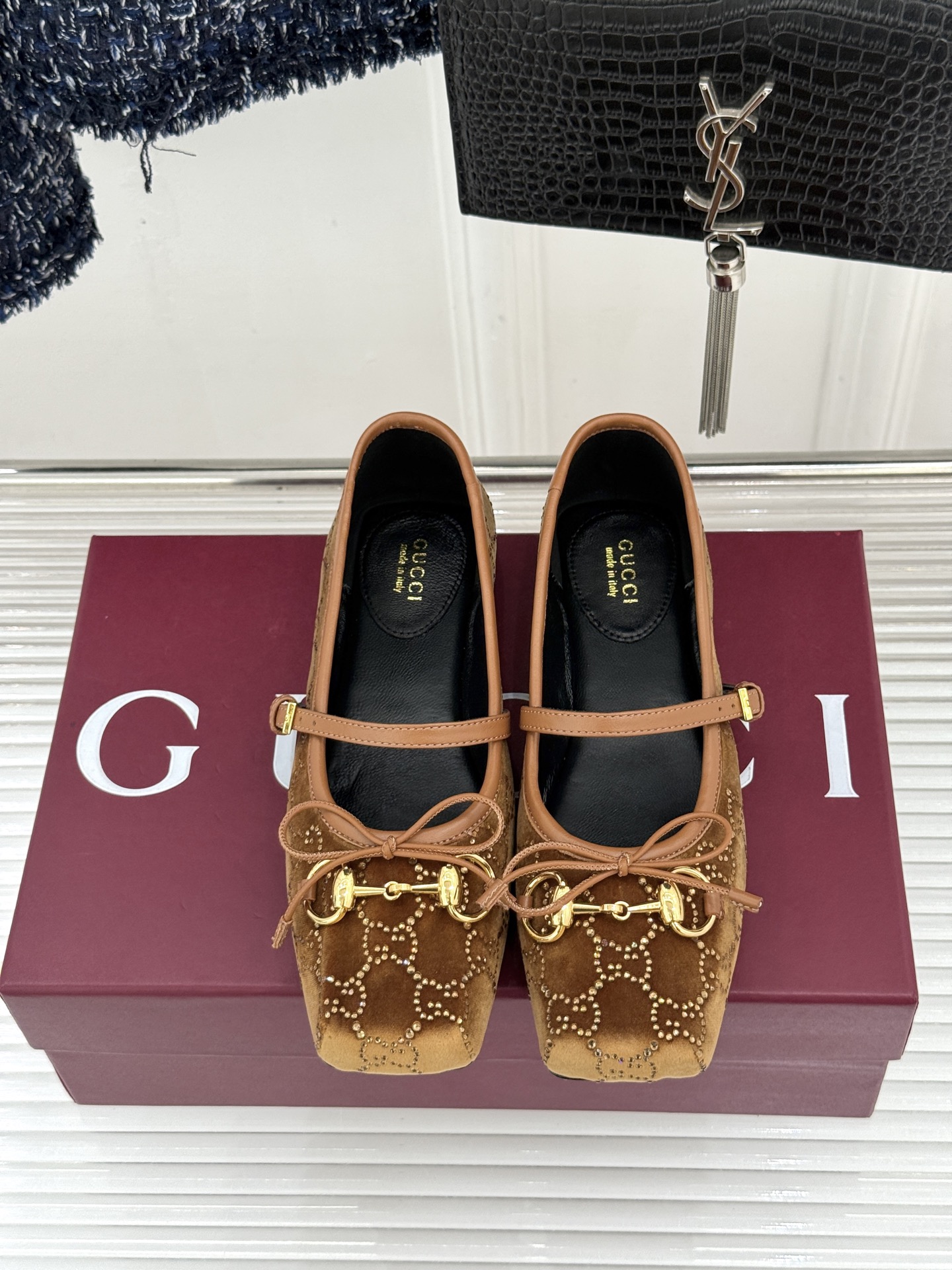 Gucci/古驰26WF新品马衔扣猪鼻子水钻蝴蝶结芭蕾舞玛丽珍鞋G家这款玛丽珍鞋以经典符号重塑优雅。圆润