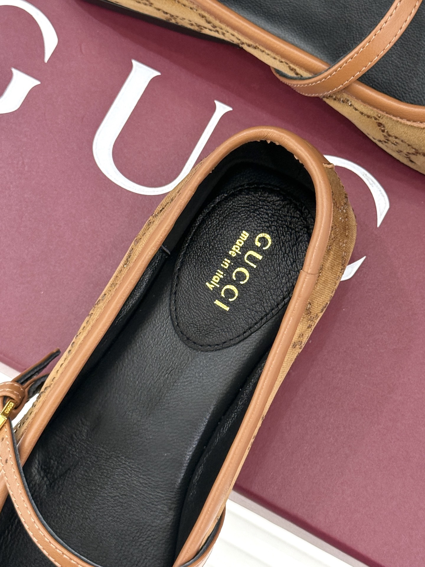 Gucci/古驰26WF新品马衔扣猪鼻子水钻蝴蝶结芭蕾舞玛丽珍鞋G家这款玛丽珍鞋以经典符号重塑优雅。圆润