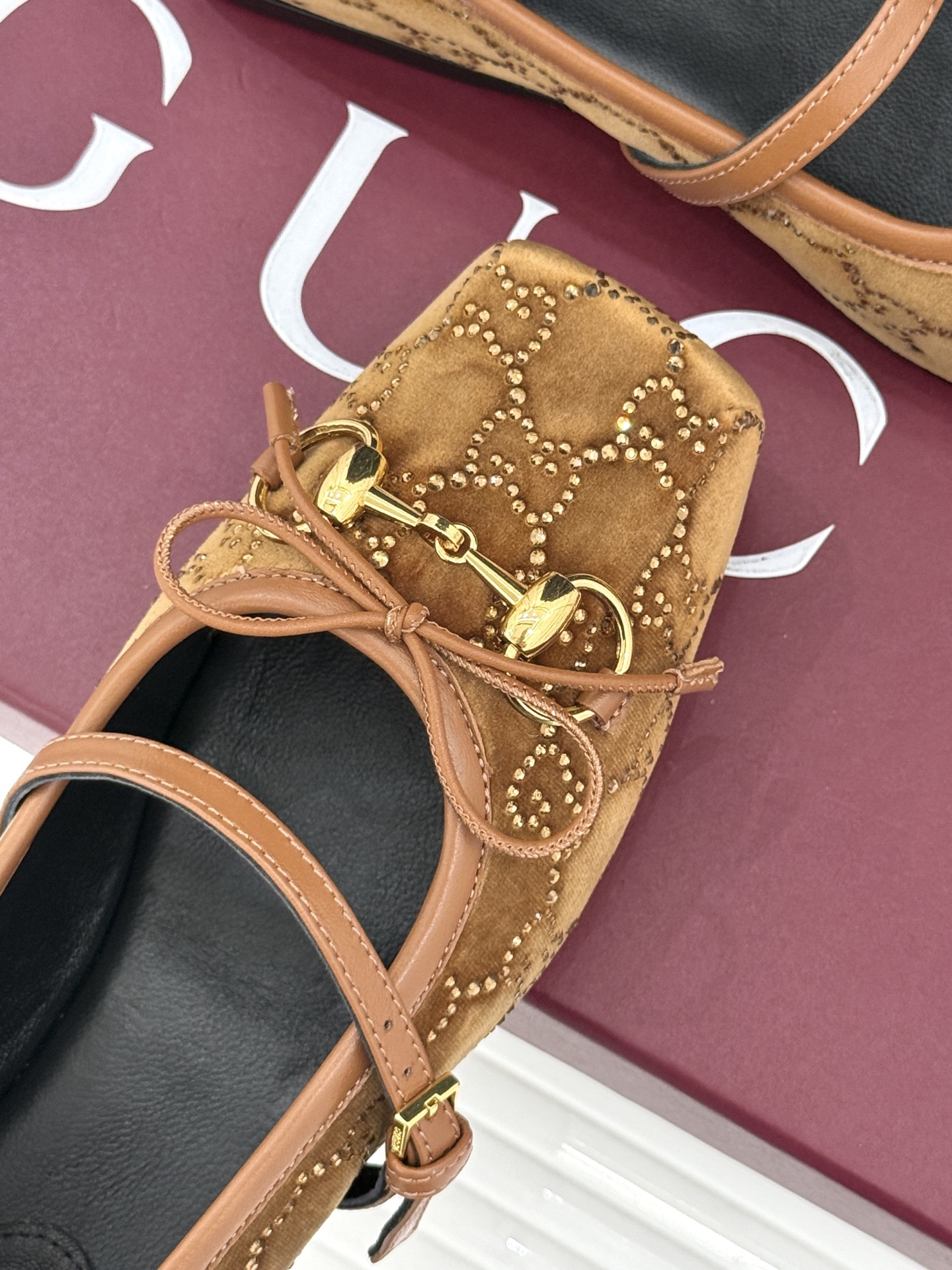 Gucci/古驰26WF新品马衔扣猪鼻子水钻蝴蝶结芭蕾舞玛丽珍鞋G家这款玛丽珍鞋以经典符号重塑优雅。圆润
