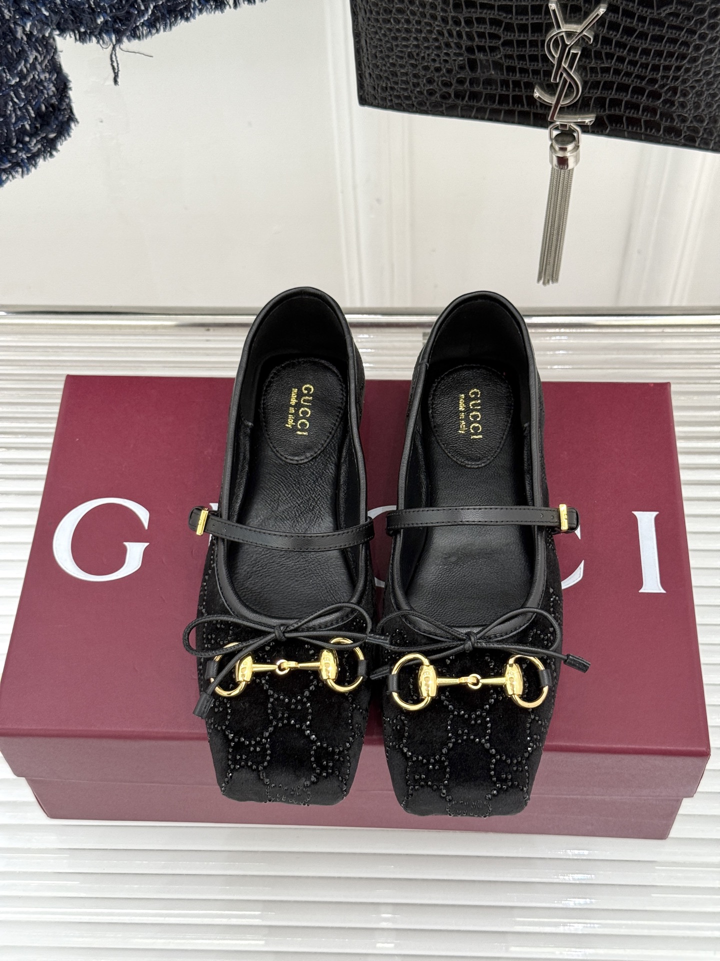 Gucci/古驰26WF新品马衔扣猪鼻子水钻蝴蝶结芭蕾舞玛丽珍鞋G家这款玛丽珍鞋以经典符号重塑优雅。圆润