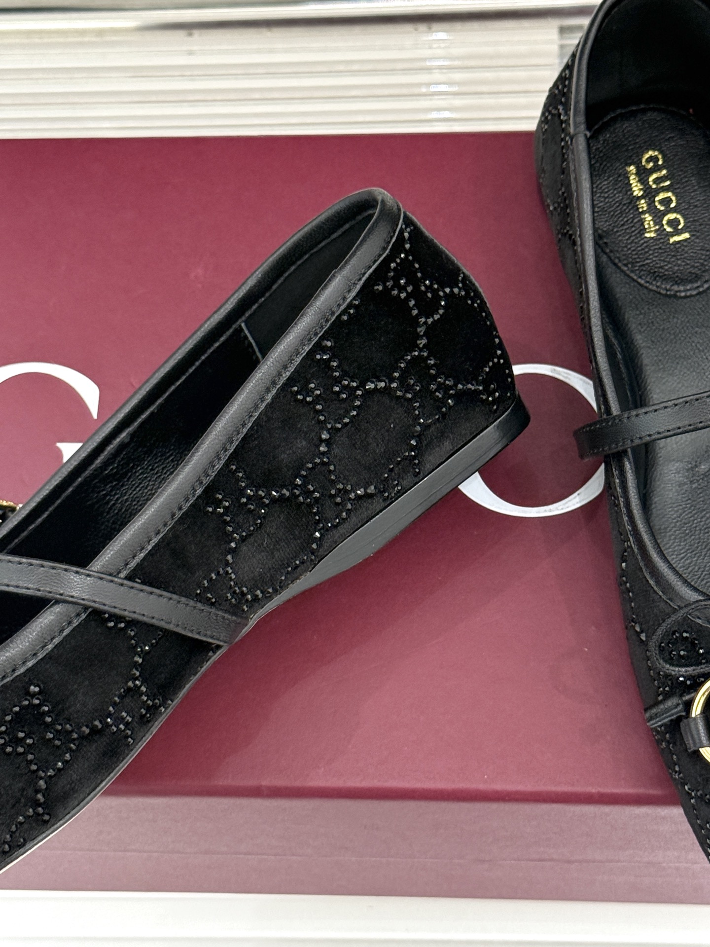 Gucci/古驰26WF新品马衔扣猪鼻子水钻蝴蝶结芭蕾舞玛丽珍鞋G家这款玛丽珍鞋以经典符号重塑优雅。圆润