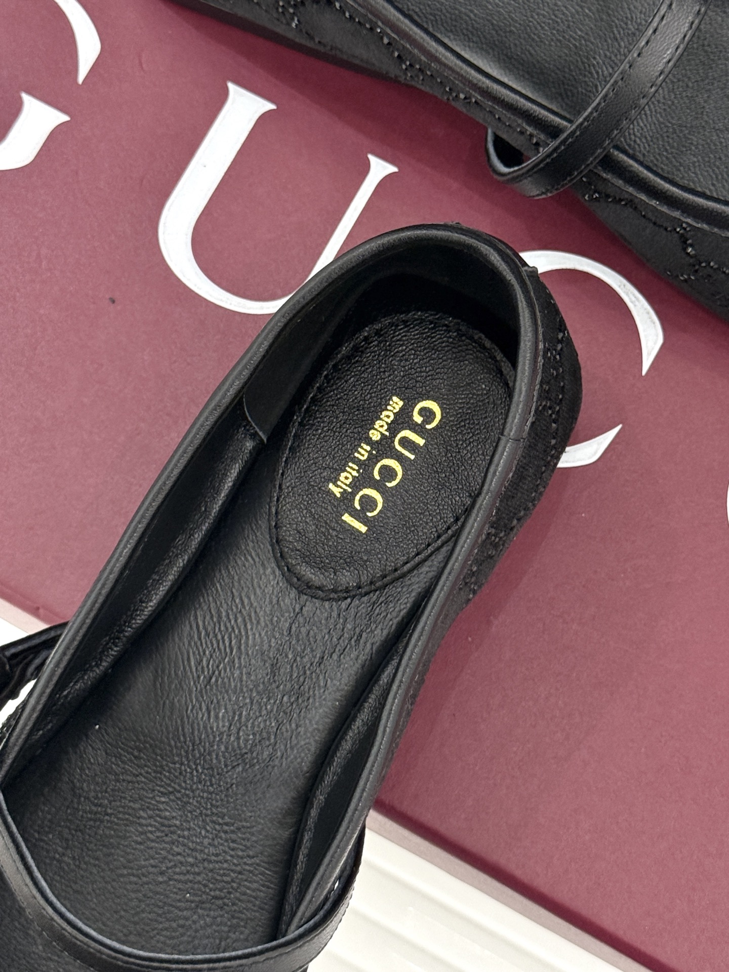 Gucci/古驰26WF新品马衔扣猪鼻子水钻蝴蝶结芭蕾舞玛丽珍鞋G家这款玛丽珍鞋以经典符号重塑优雅。圆润