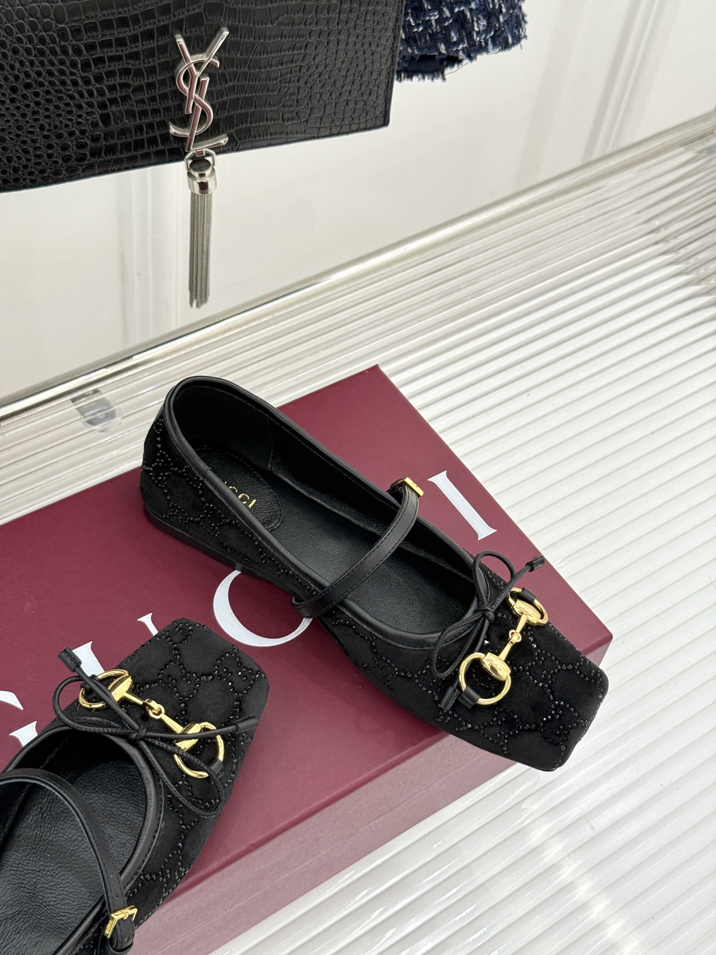 Gucci/古驰26WF新品马衔扣猪鼻子水钻蝴蝶结芭蕾舞玛丽珍鞋G家这款玛丽珍鞋以经典符号重塑优雅。圆润