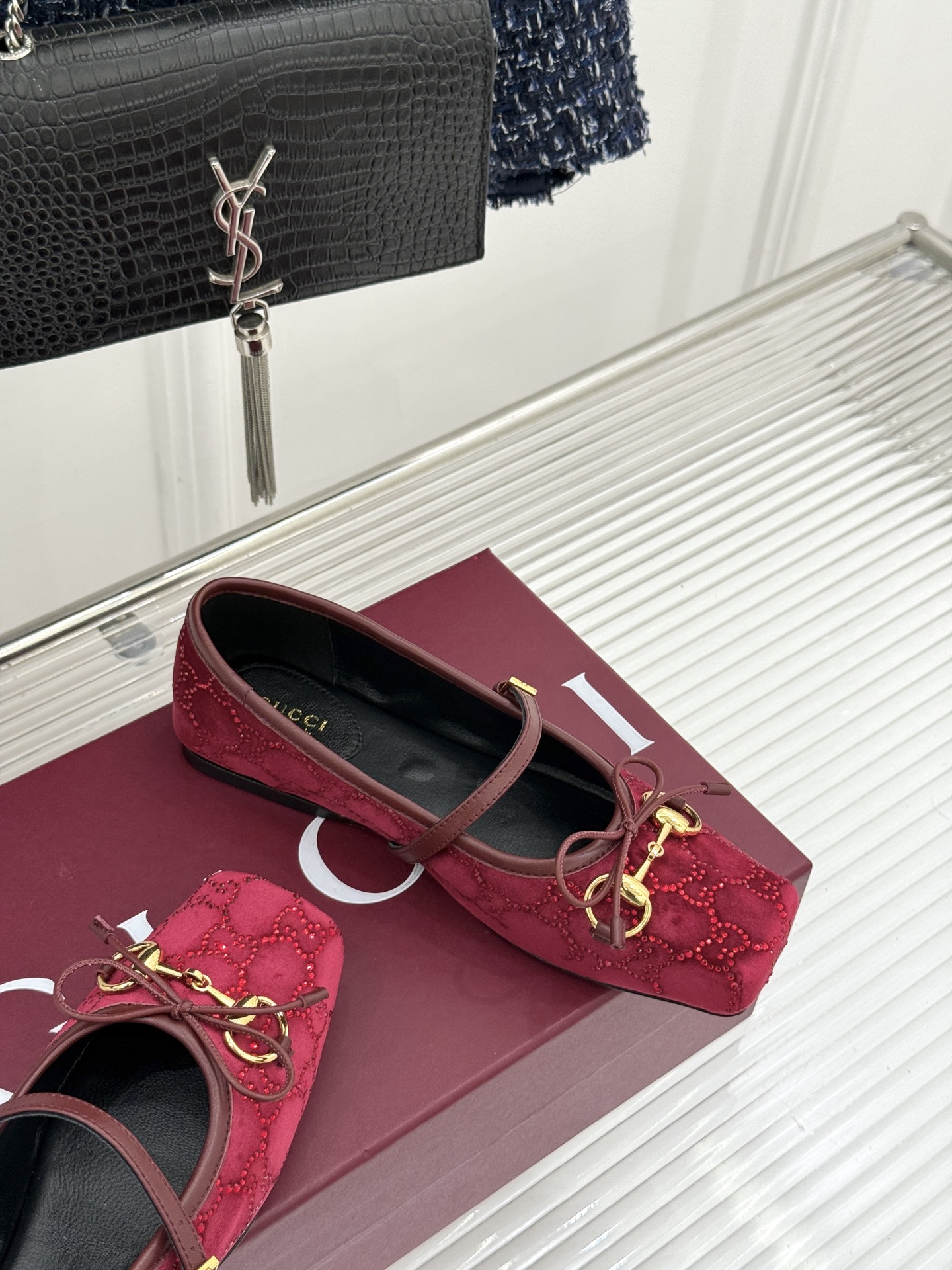 Gucci/古驰26WF新品马衔扣猪鼻子水钻蝴蝶结芭蕾舞玛丽珍鞋G家这款玛丽珍鞋以经典符号重塑优雅。圆润