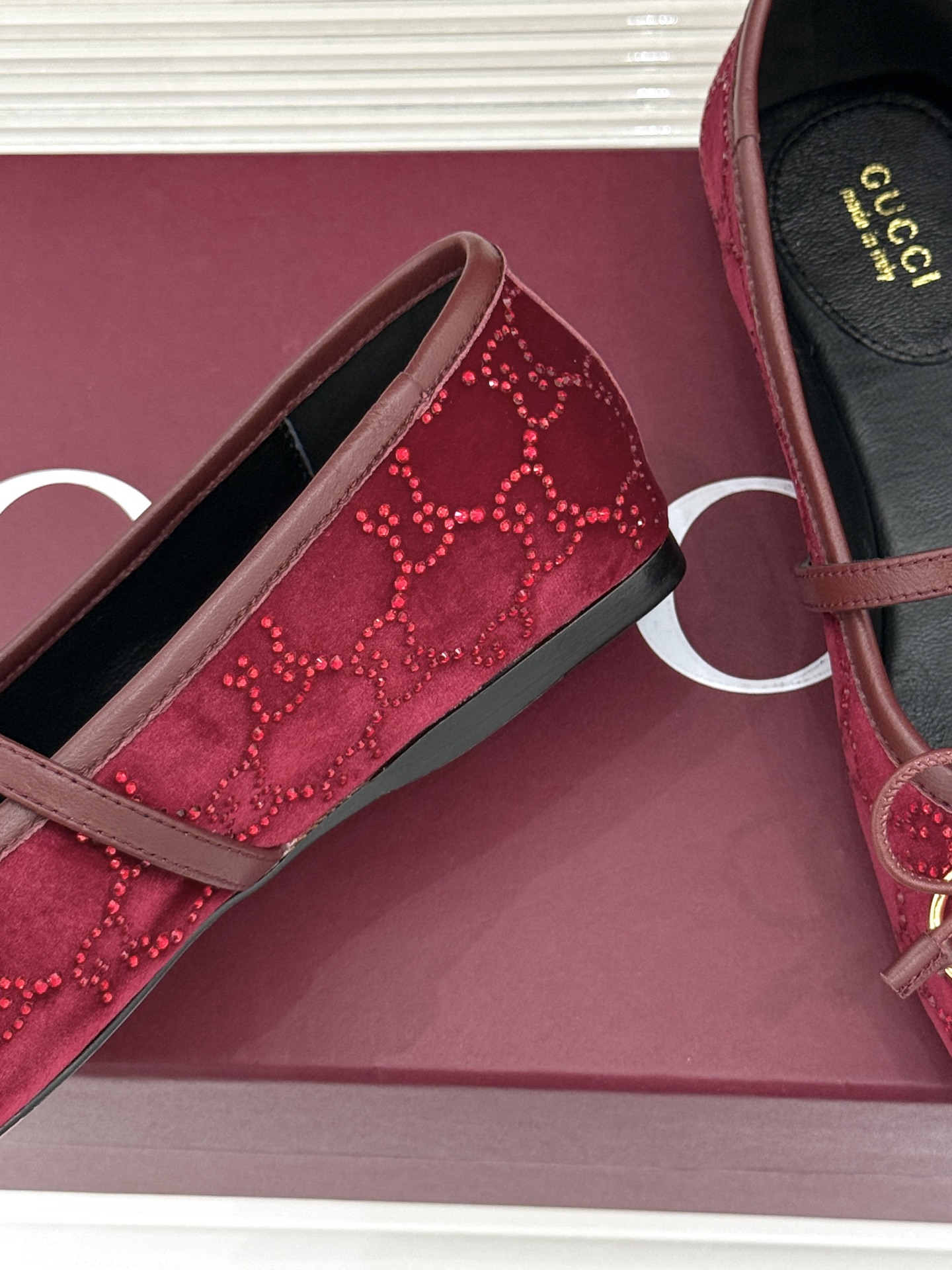 Gucci/古驰26WF新品马衔扣猪鼻子水钻蝴蝶结芭蕾舞玛丽珍鞋G家这款玛丽珍鞋以经典符号重塑优雅。圆润