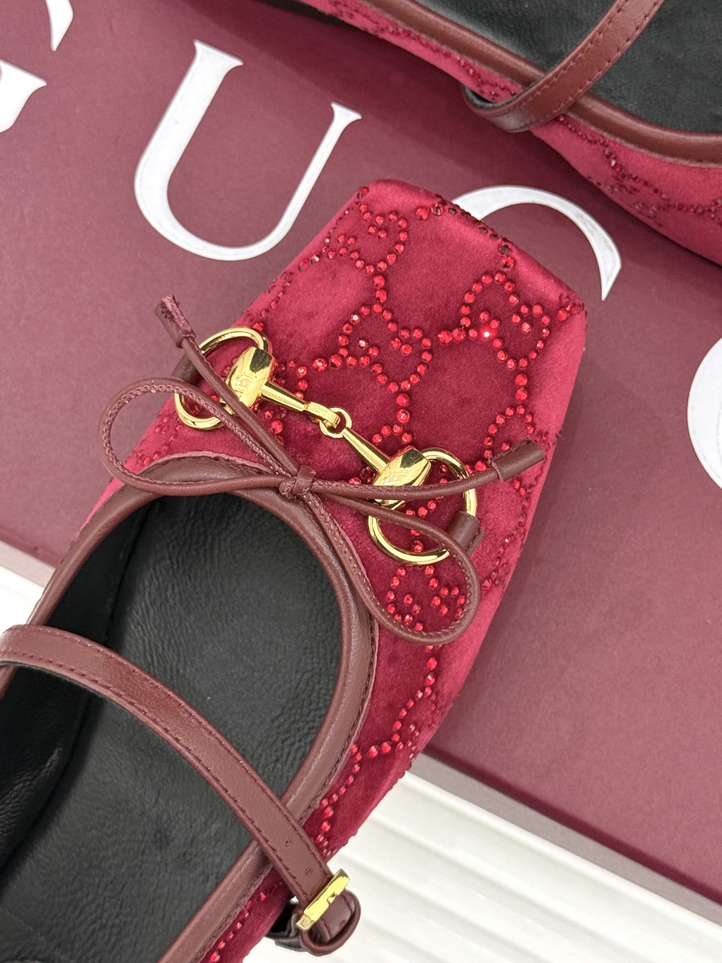 Gucci/古驰26WF新品马衔扣猪鼻子水钻蝴蝶结芭蕾舞玛丽珍鞋G家这款玛丽珍鞋以经典符号重塑优雅。圆润