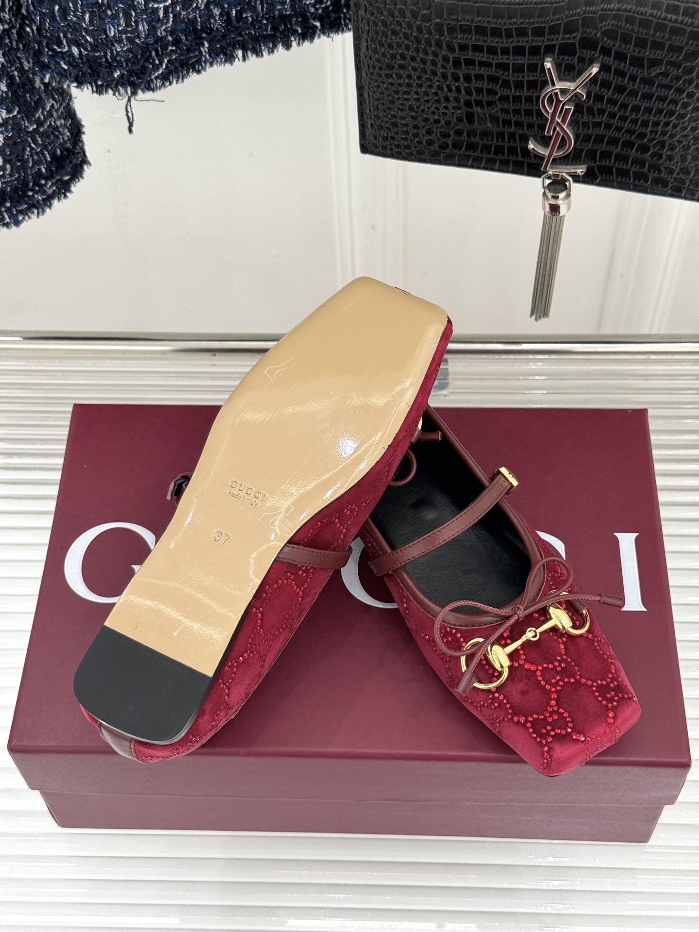 Gucci/古驰26WF新品马衔扣猪鼻子水钻蝴蝶结芭蕾舞玛丽珍鞋G家这款玛丽珍鞋以经典符号重塑优雅。圆润