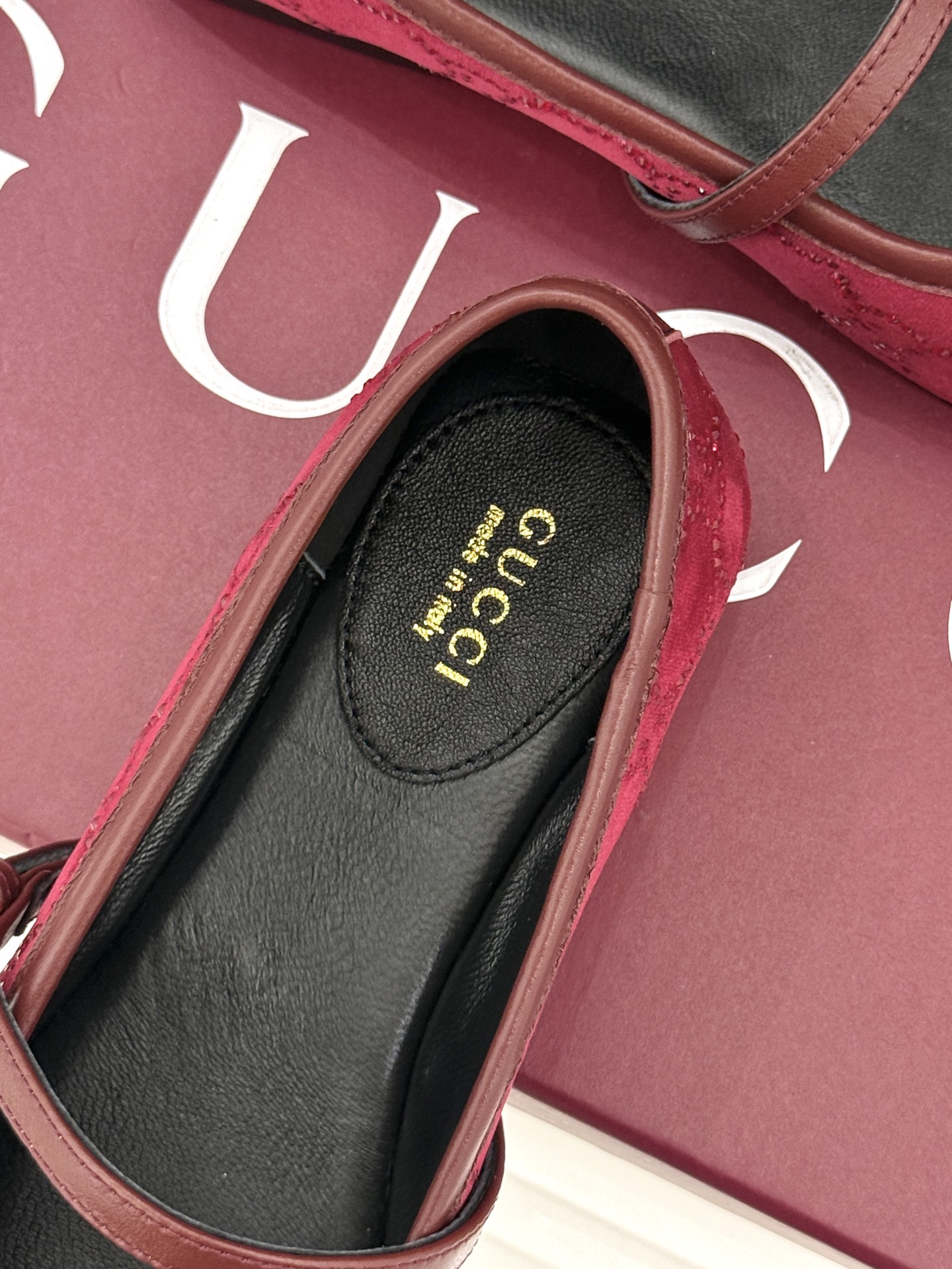 Gucci/古驰26WF新品马衔扣猪鼻子水钻蝴蝶结芭蕾舞玛丽珍鞋G家这款玛丽珍鞋以经典符号重塑优雅。圆润