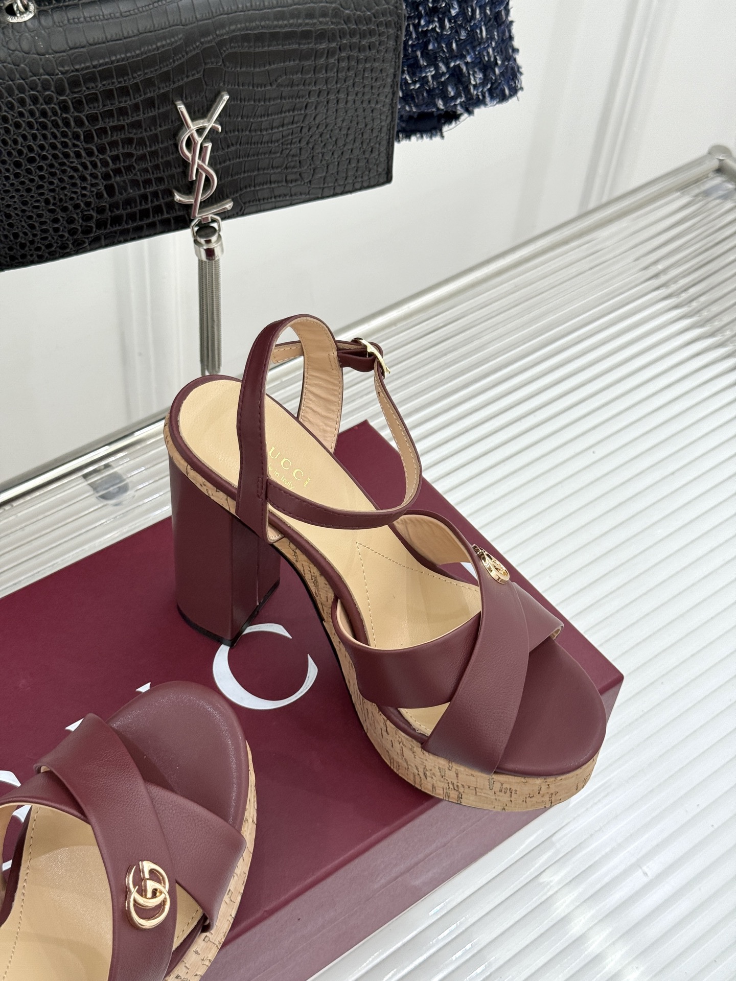 Gucci/古驰26WF新品双G交叉带防水台粗跟高跟凉鞋本季凉鞋以经典符号重塑意式摩登。交叉绑带贴合足弓