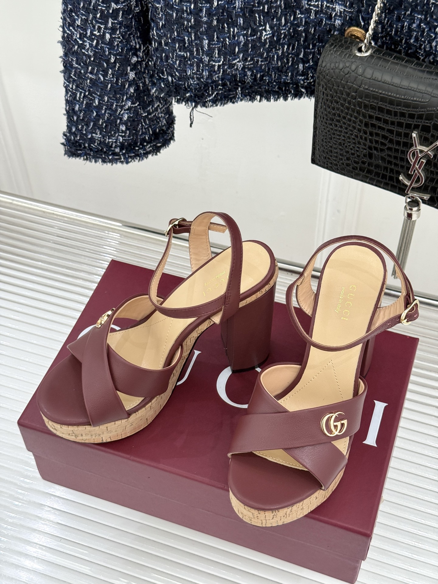 Gucci/古驰26WF新品双G交叉带防水台粗跟高跟凉鞋本季凉鞋以经典符号重塑意式摩登。交叉绑带贴合足弓