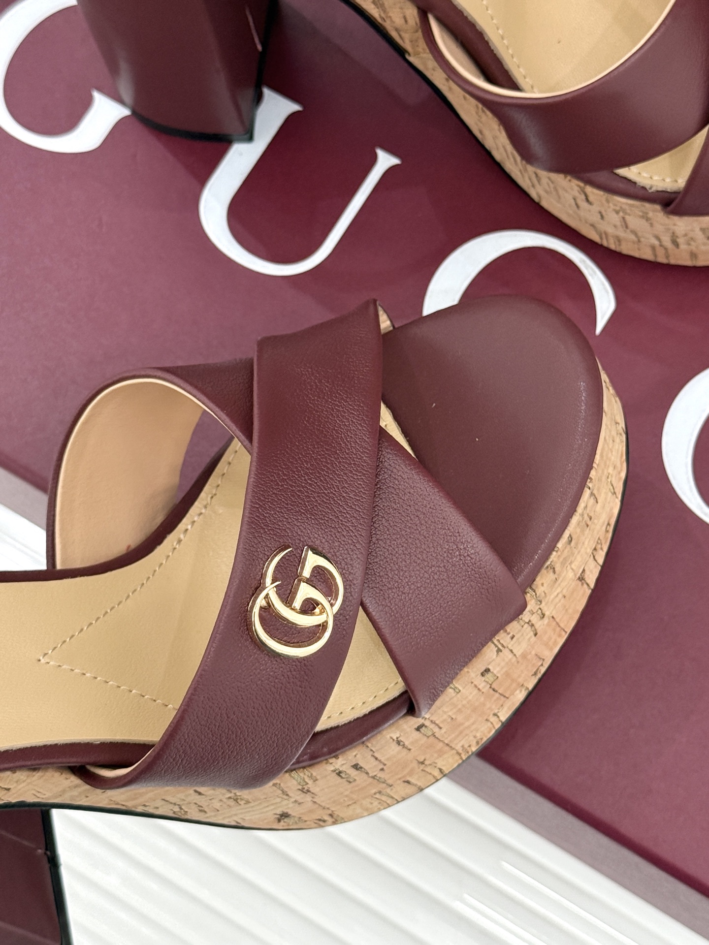 Gucci/古驰26WF新品双G交叉带防水台粗跟高跟凉鞋本季凉鞋以经典符号重塑意式摩登。交叉绑带贴合足弓