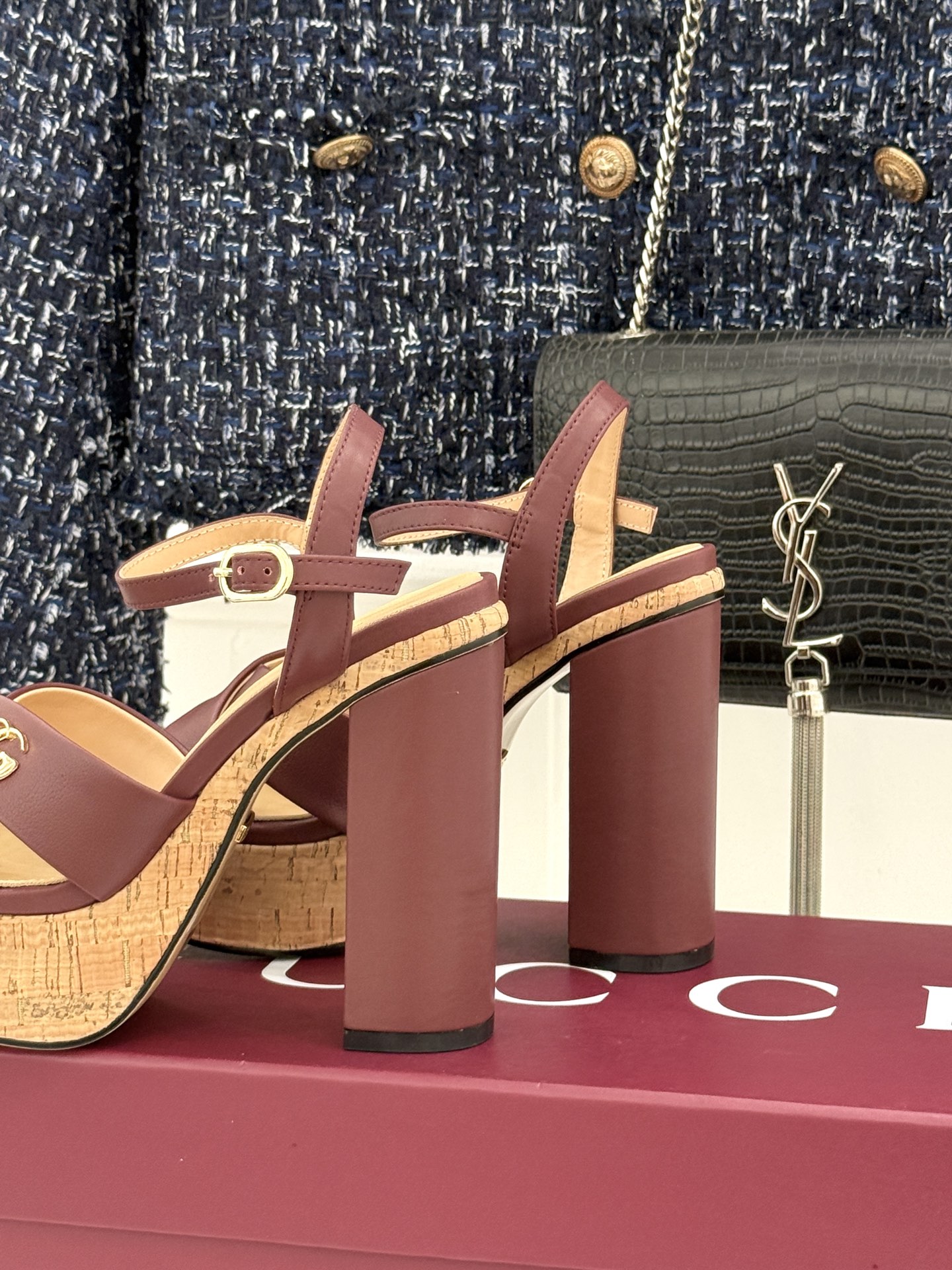 Gucci/古驰26WF新品双G交叉带防水台粗跟高跟凉鞋本季凉鞋以经典符号重塑意式摩登。交叉绑带贴合足弓