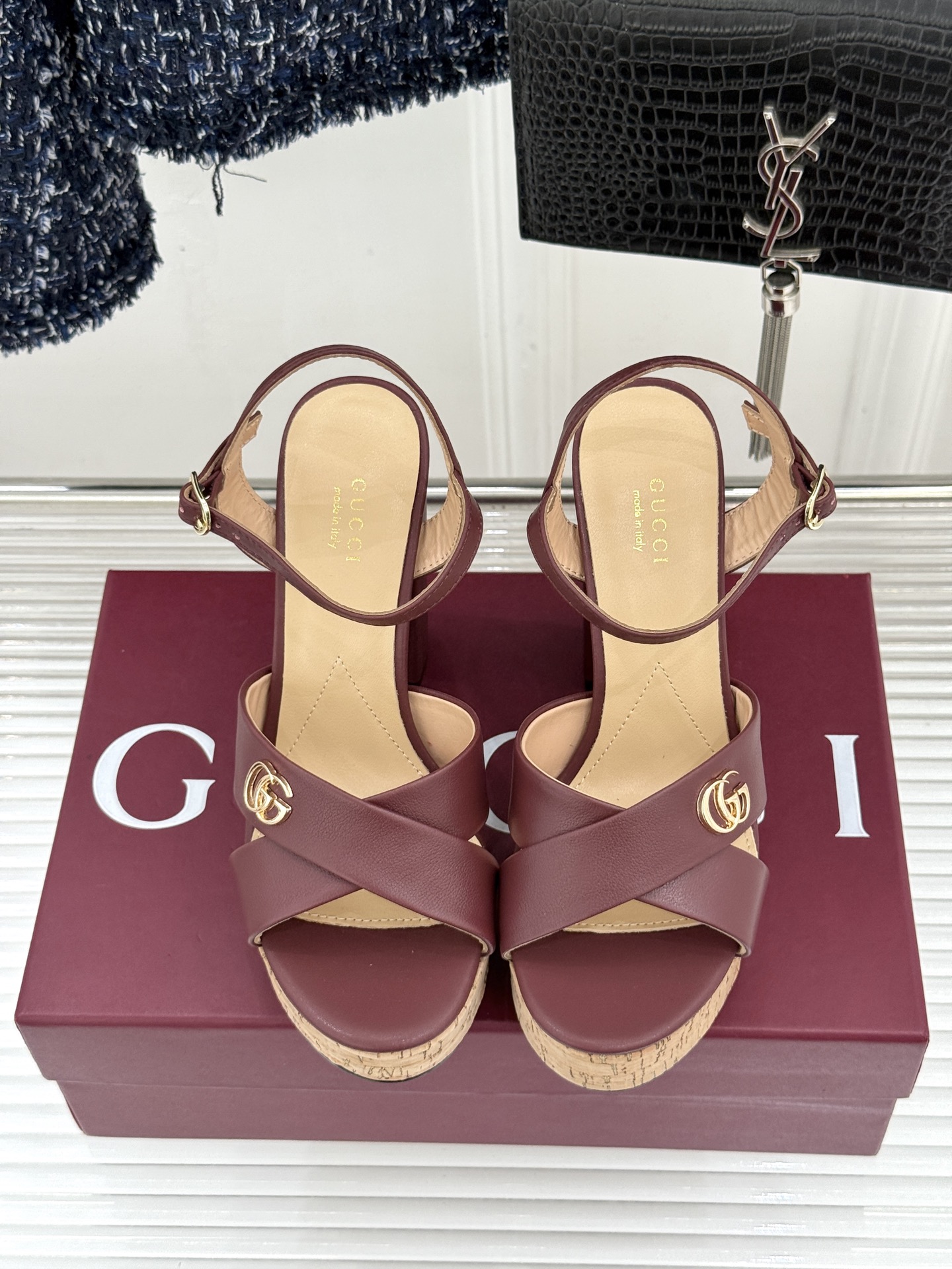 Gucci/古驰26WF新品双G交叉带防水台粗跟高跟凉鞋本季凉鞋以经典符号重塑意式摩登。交叉绑带贴合足弓