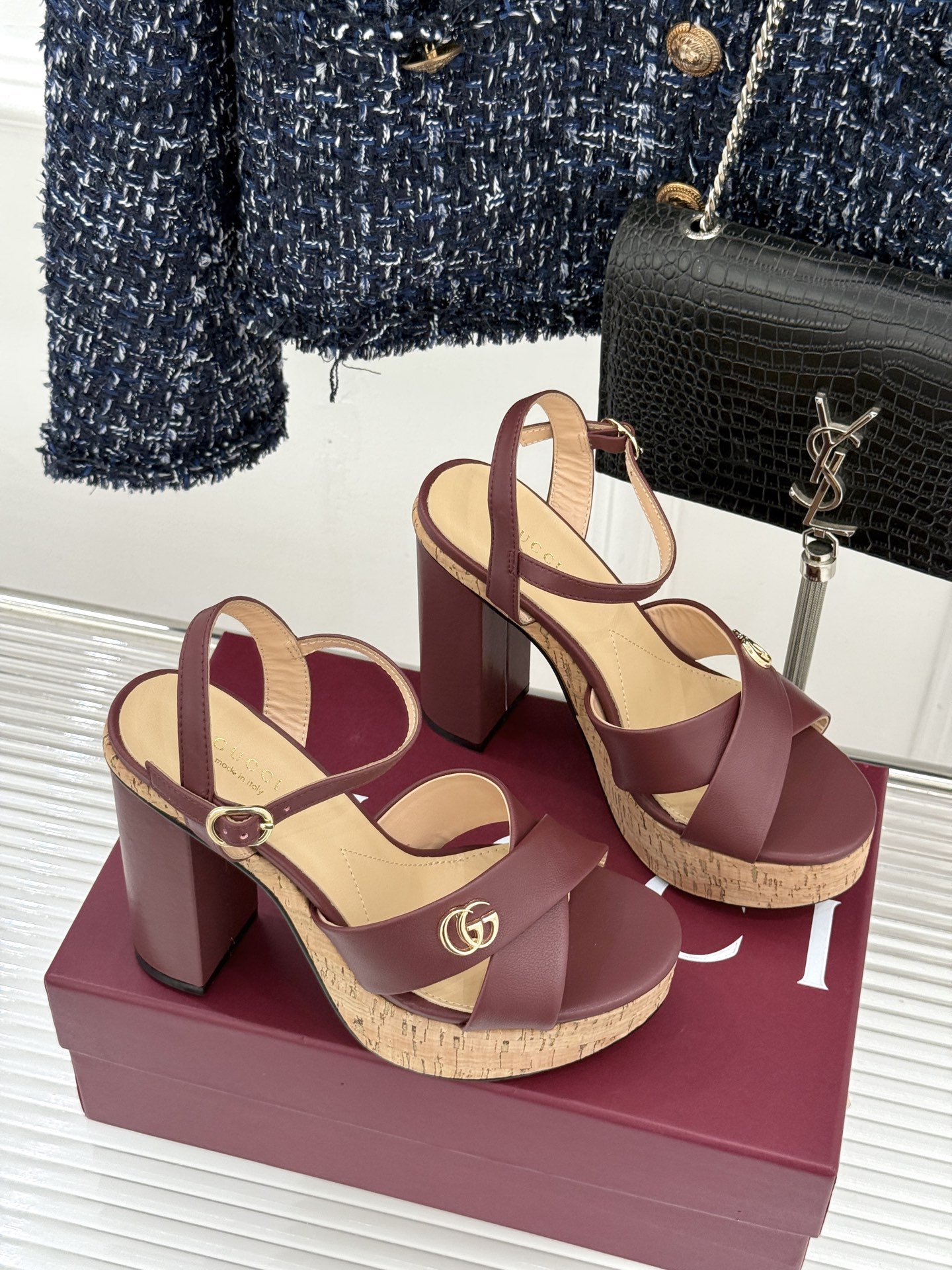 Gucci/古驰26WF新品双G交叉带防水台粗跟高跟凉鞋本季凉鞋以经典符号重塑意式摩登。交叉绑带贴合足弓