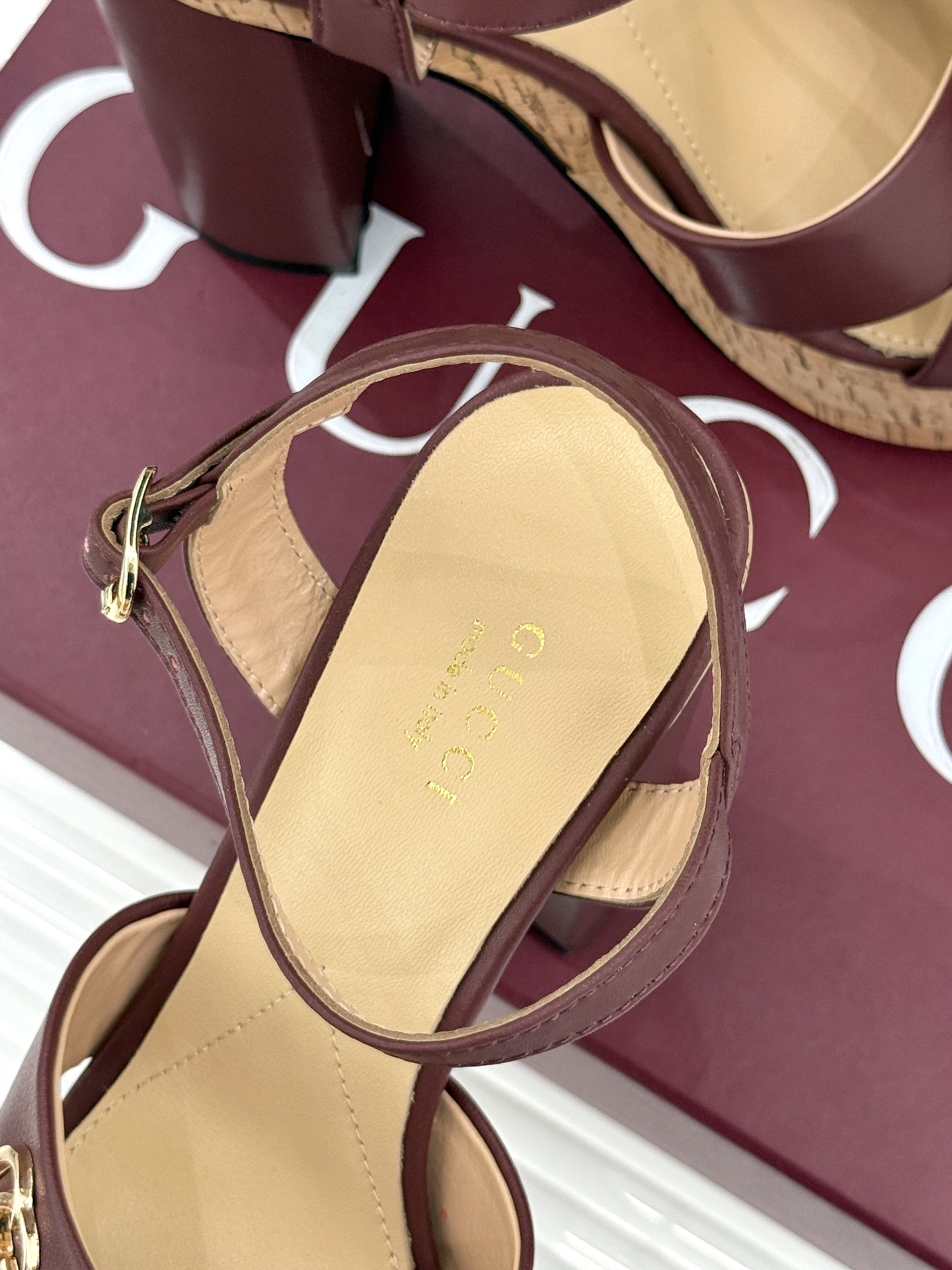 Gucci/古驰26WF新品双G交叉带防水台粗跟高跟凉鞋本季凉鞋以经典符号重塑意式摩登。交叉绑带贴合足弓