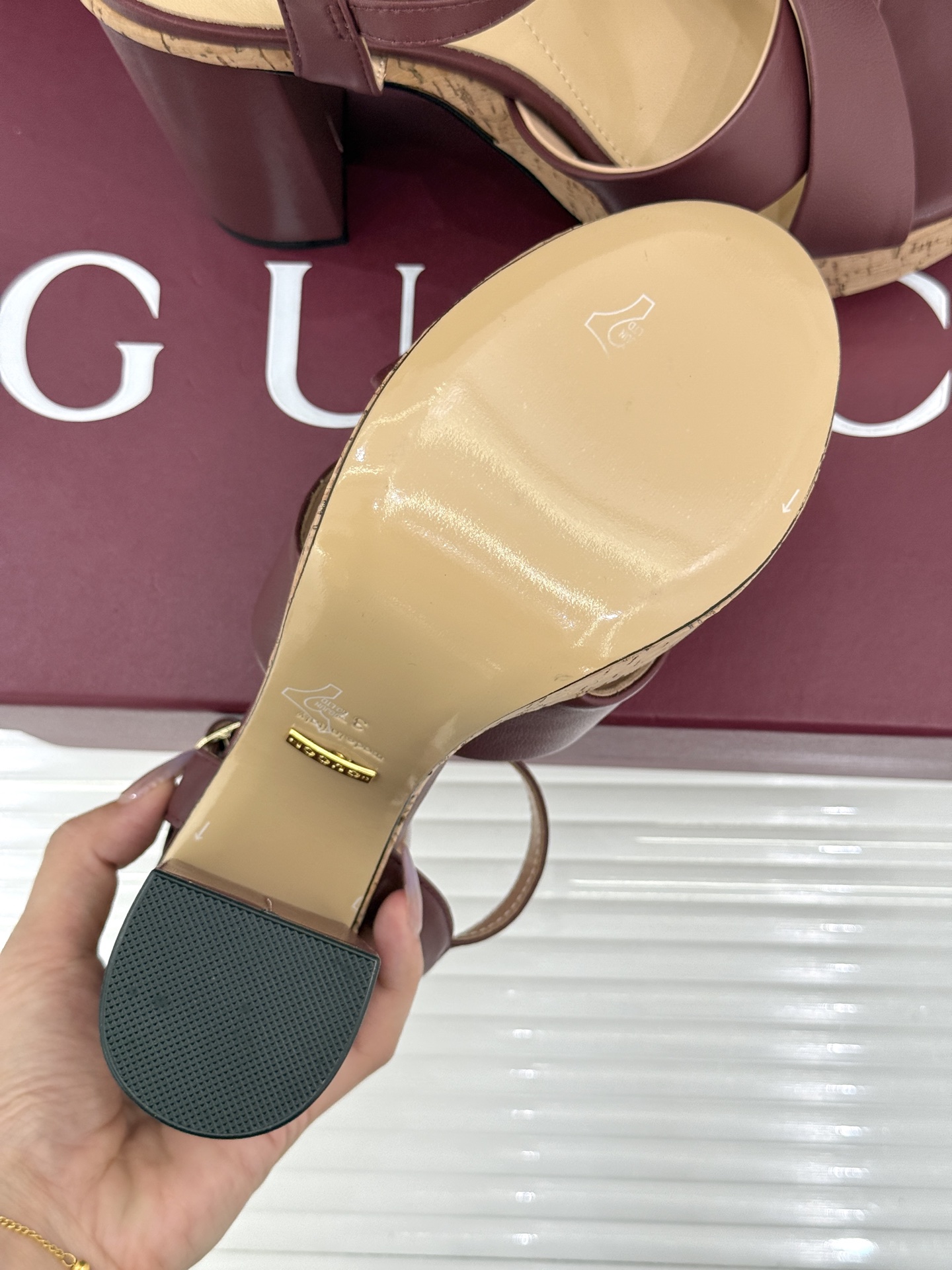 Gucci/古驰26WF新品双G交叉带防水台粗跟高跟凉鞋本季凉鞋以经典符号重塑意式摩登。交叉绑带贴合足弓
