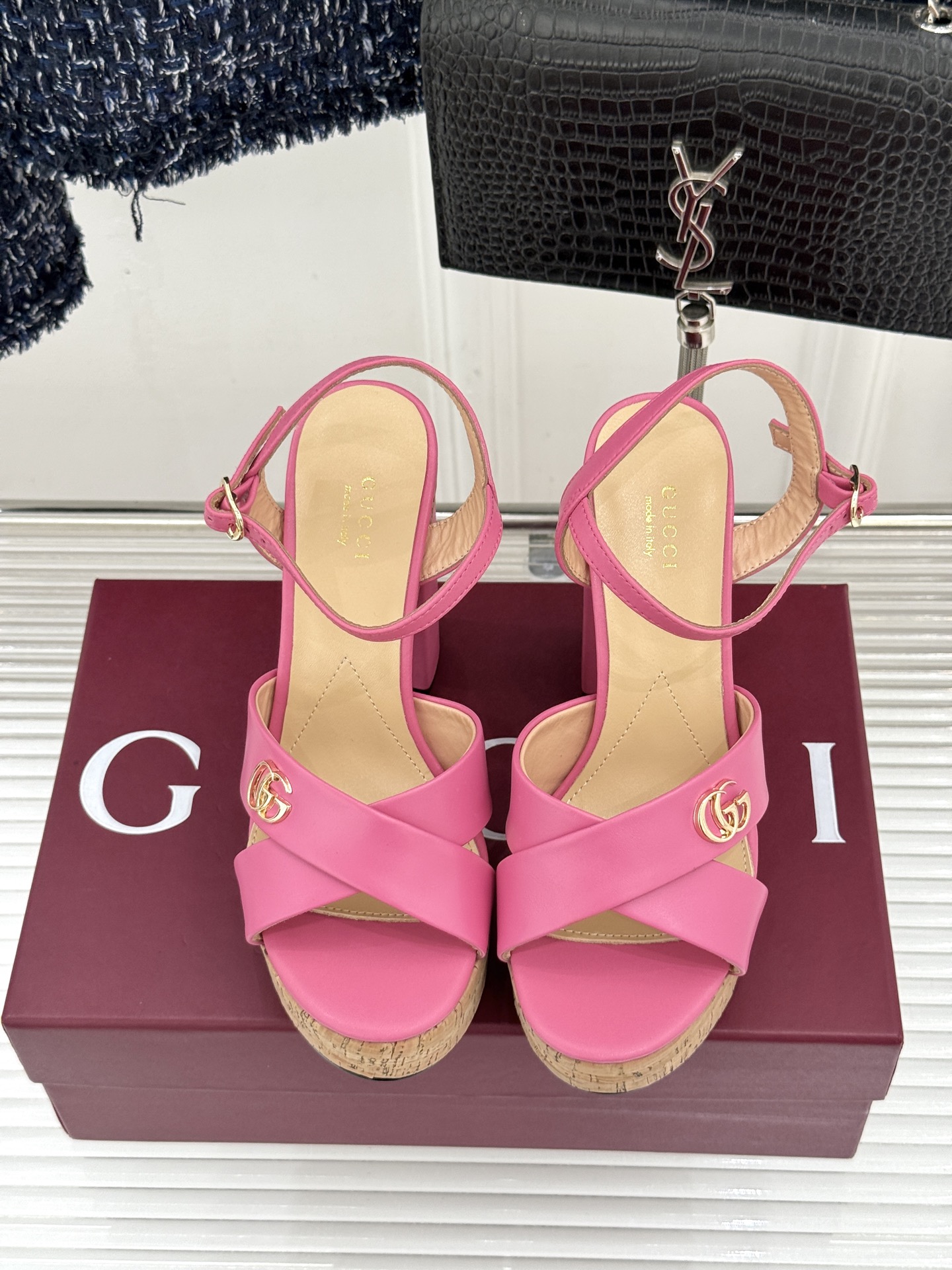 Gucci/古驰26WF新品双G交叉带防水台粗跟高跟凉鞋本季凉鞋以经典符号重塑意式摩登。交叉绑带贴合足弓