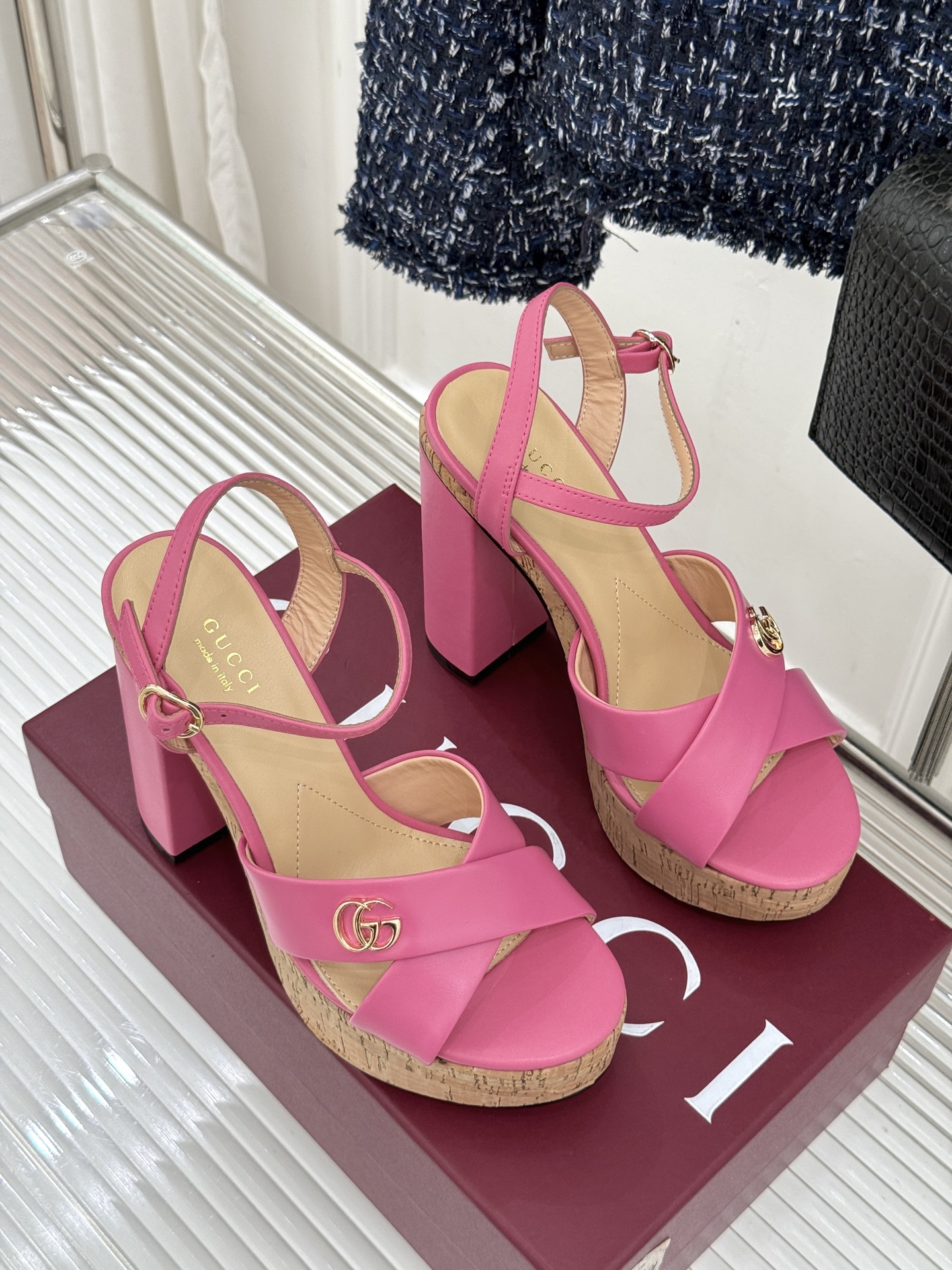 Gucci/古驰26WF新品双G交叉带防水台粗跟高跟凉鞋本季凉鞋以经典符号重塑意式摩登。交叉绑带贴合足弓