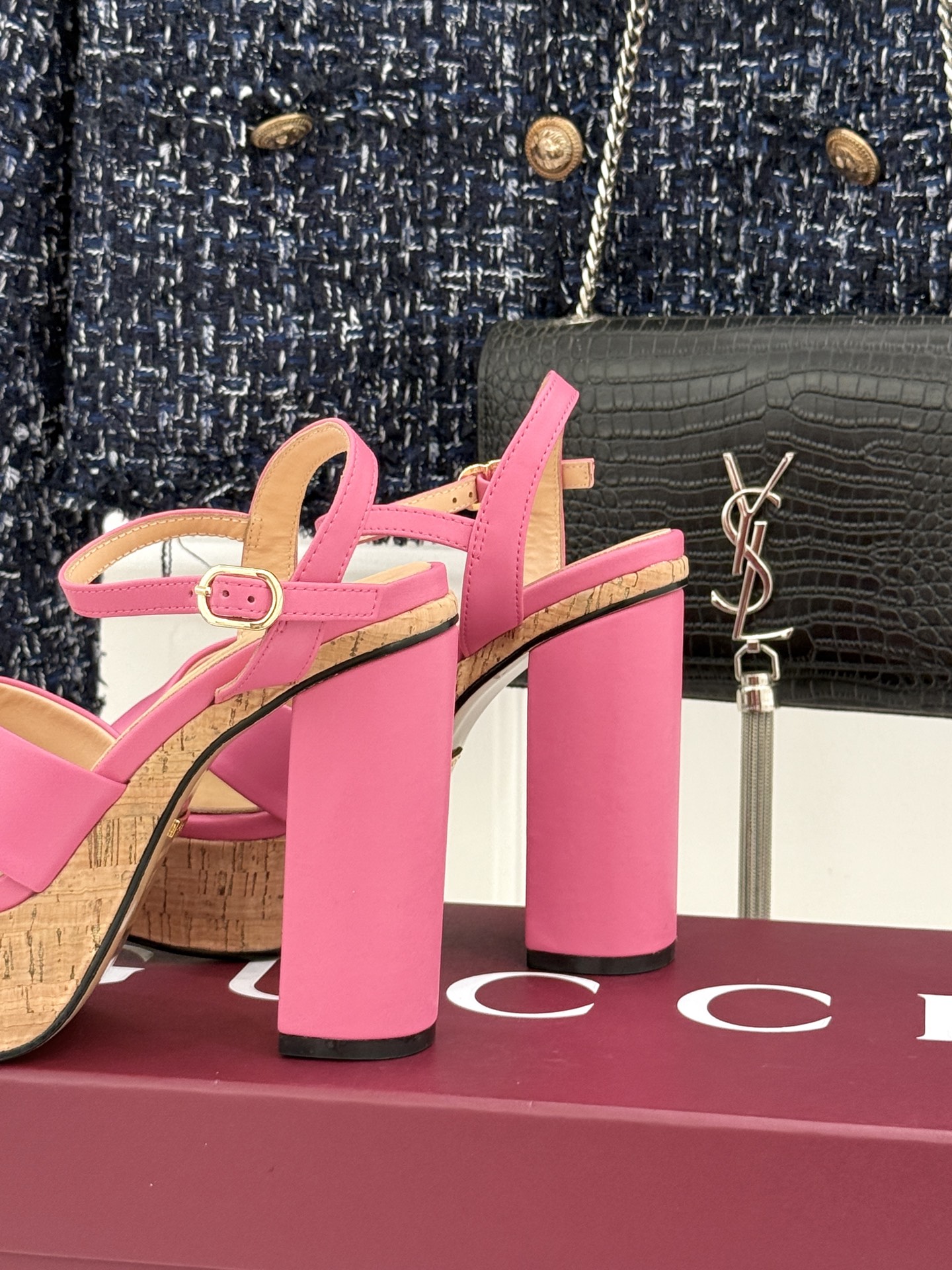 Gucci/古驰26WF新品双G交叉带防水台粗跟高跟凉鞋本季凉鞋以经典符号重塑意式摩登。交叉绑带贴合足弓