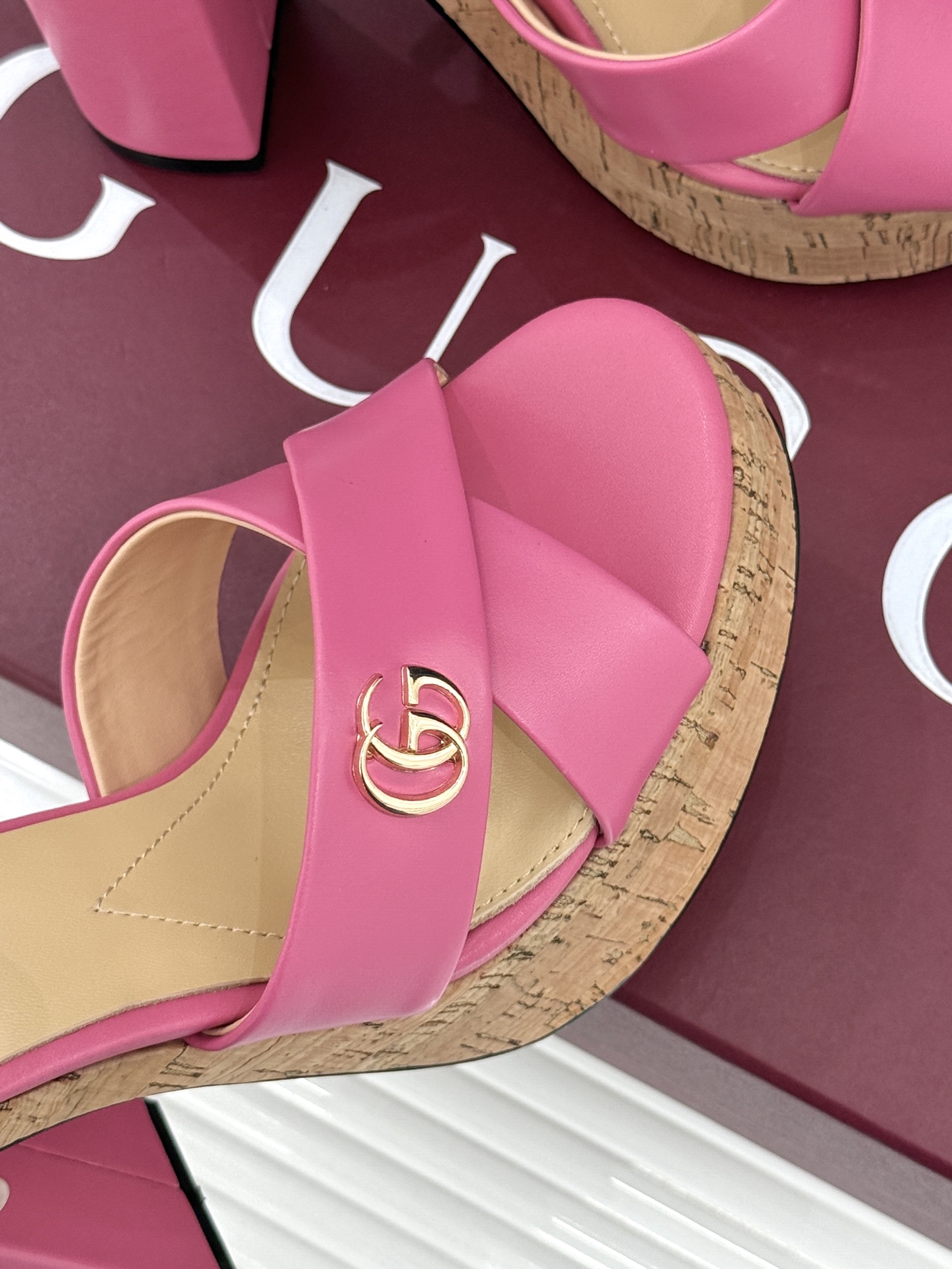 Gucci/古驰26WF新品双G交叉带防水台粗跟高跟凉鞋本季凉鞋以经典符号重塑意式摩登。交叉绑带贴合足弓