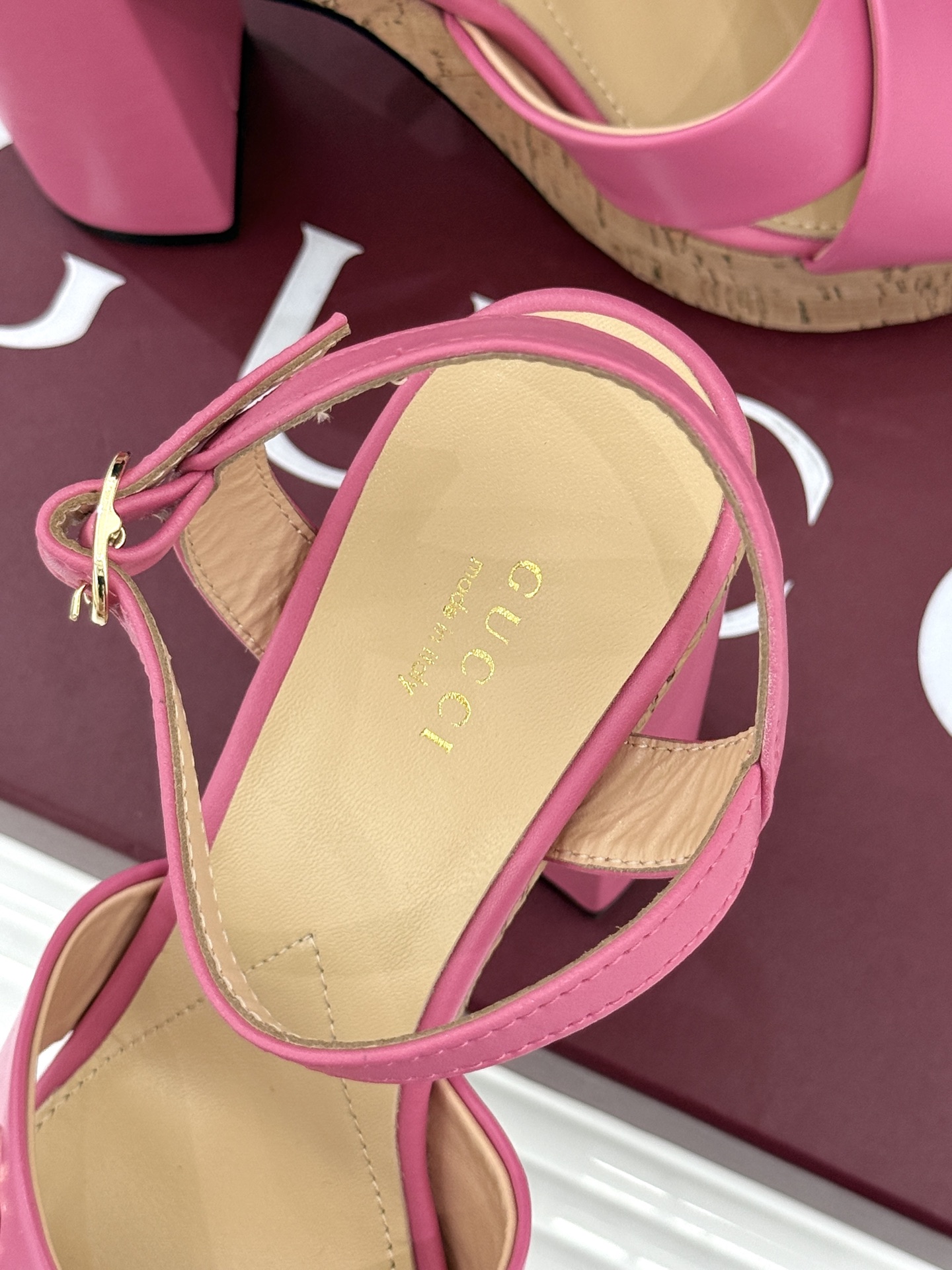 Gucci/古驰26WF新品双G交叉带防水台粗跟高跟凉鞋本季凉鞋以经典符号重塑意式摩登。交叉绑带贴合足弓