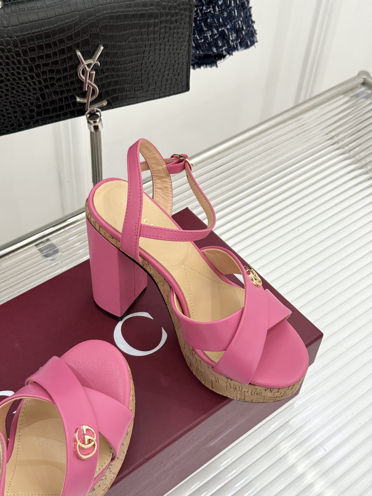 Gucci/古驰26WF新品双G交叉带防水台粗跟高跟凉鞋本季凉鞋以经典符号重塑意式摩登。交叉绑带贴合足弓