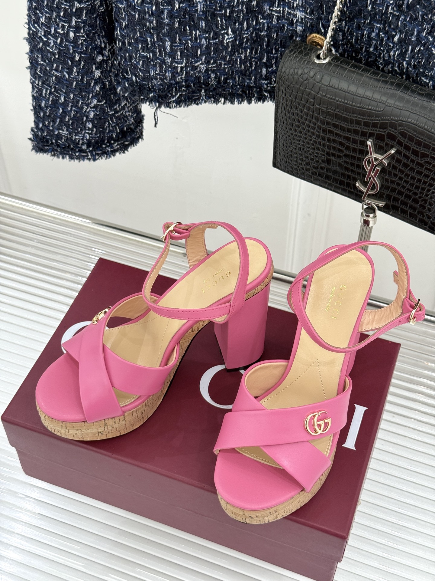 Gucci/古驰26WF新品双G交叉带防水台粗跟高跟凉鞋本季凉鞋以经典符号重塑意式摩登。交叉绑带贴合足弓