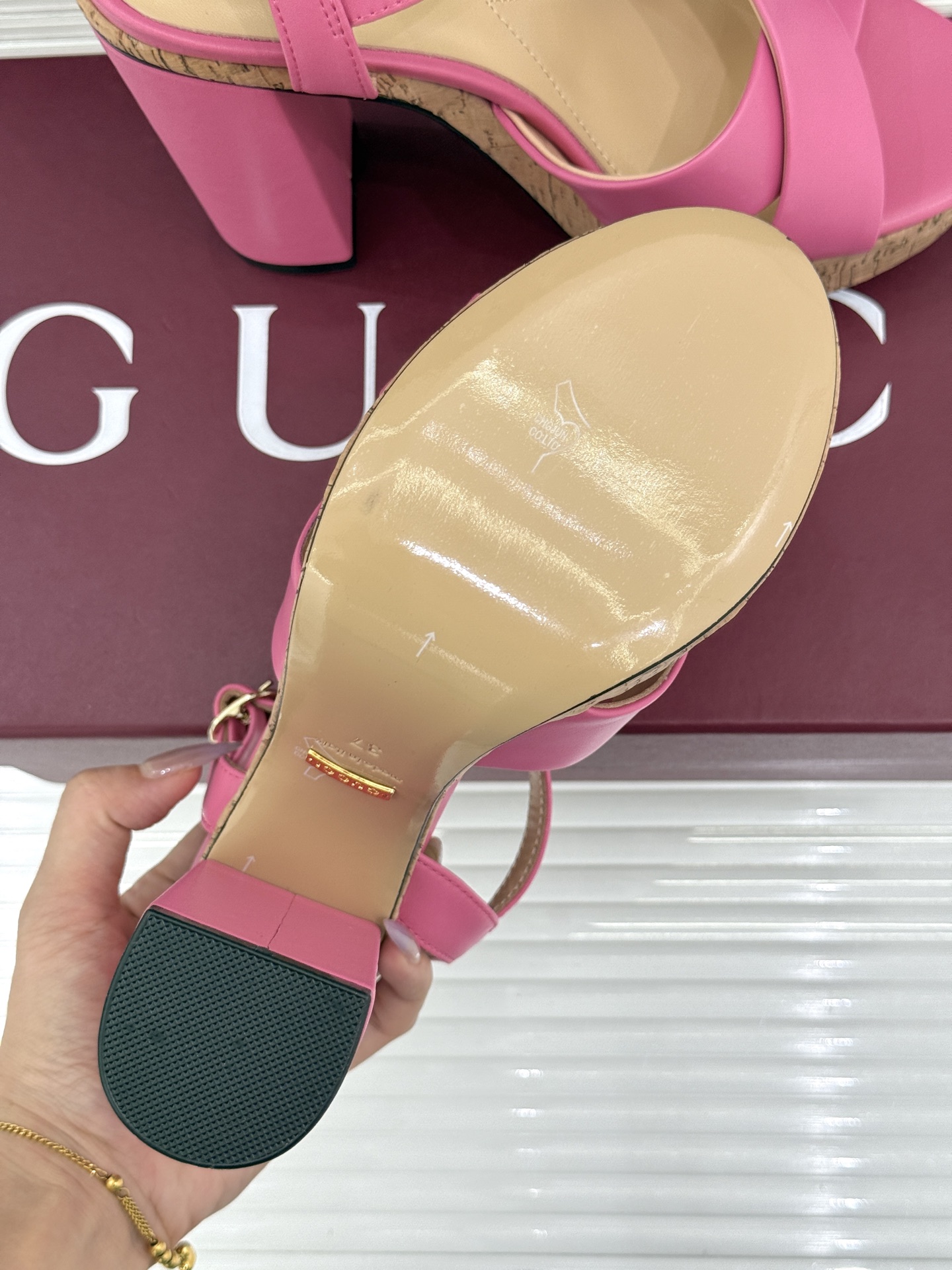 Gucci/古驰26WF新品双G交叉带防水台粗跟高跟凉鞋本季凉鞋以经典符号重塑意式摩登。交叉绑带贴合足弓